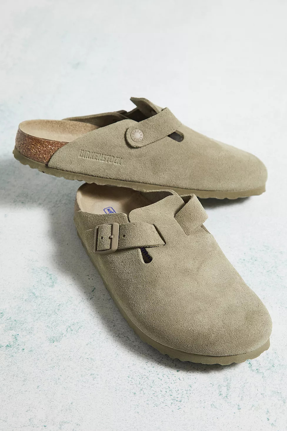 Birkenstock Faded Khaki Suede Boston Clogs | Urban Outfitters (EU)