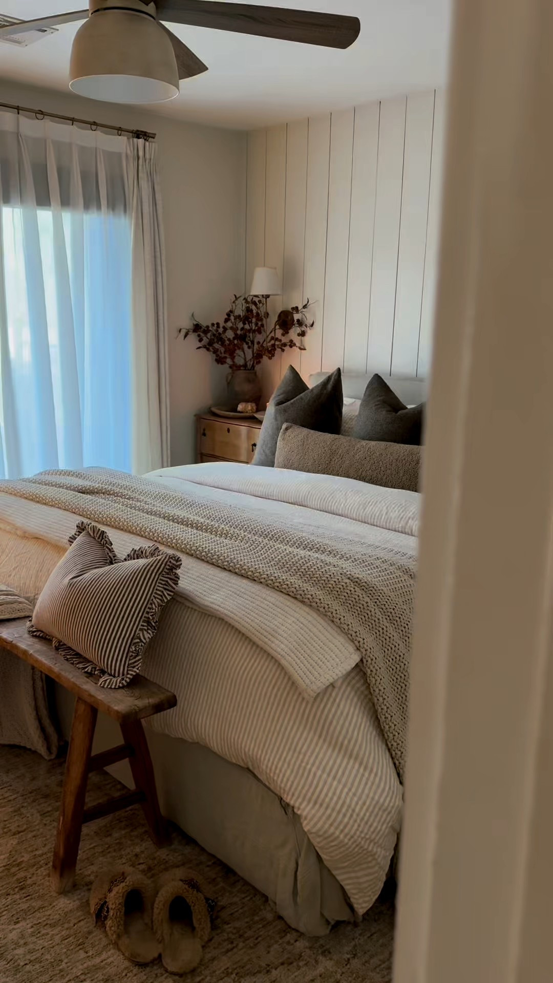 A cozy bedroom starts with the perfect bedding and ends with a good scent! Loving the look of these linen stripes from @onequince paired with their Balsam Fir candle. Shop my picks here. #QuincePartner 
