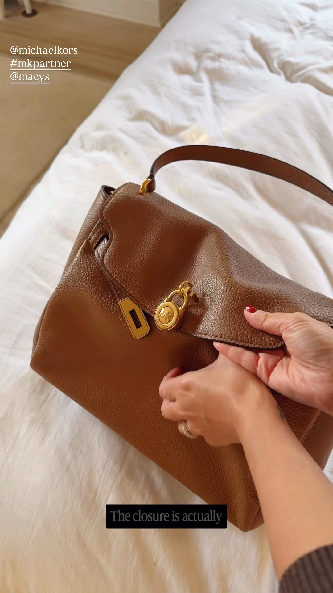 This bag is made for fall, the @michaelkors Hamilton bag, available at @macys 

#mkpartner