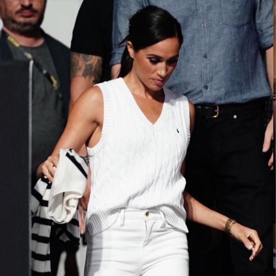 Another day, another monochrome fall outfit from #MeghanMarkle! This time pairing white denim with a chunky cable knit for a fresh take on wearing white after Labour Day!

#LTKSeasonal #LTKstyletip #LTKover40