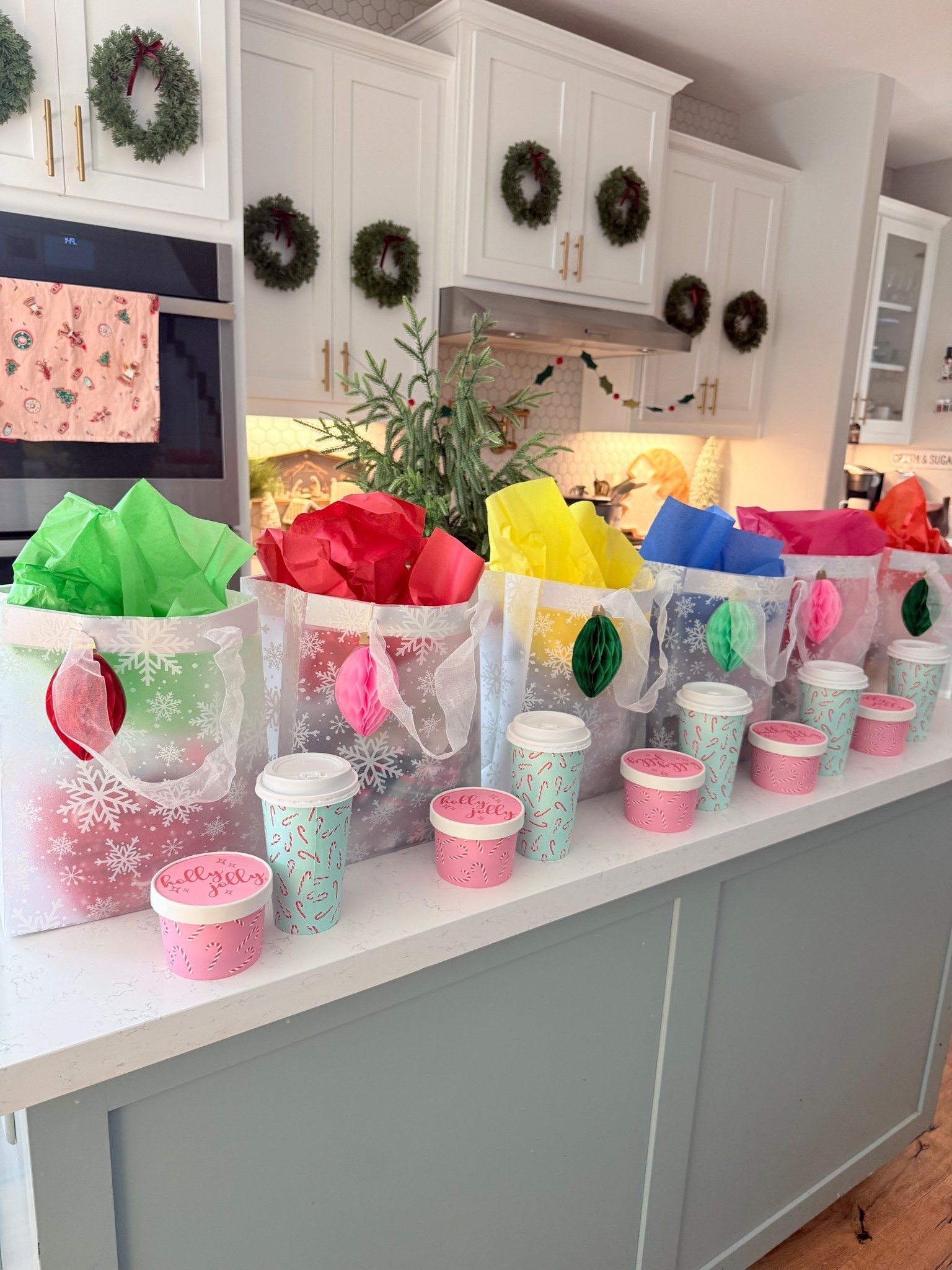 Let’s go see the lights surprise bags for my kids 🎄 🤶🏻 

Bags and tissue were from Hobby Lobby 
Necklaces Dollar Tree
Cups Home Goods 
Snack cups Walmart 

#LTKKids #LTKHoliday #LTKGiftGuide