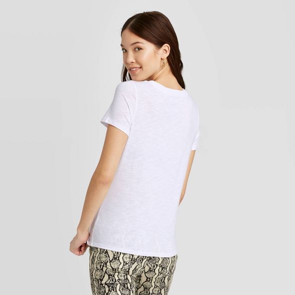 Women's Queen Short Sleeve Graphic T-Shirt (Juniors') - White | Target