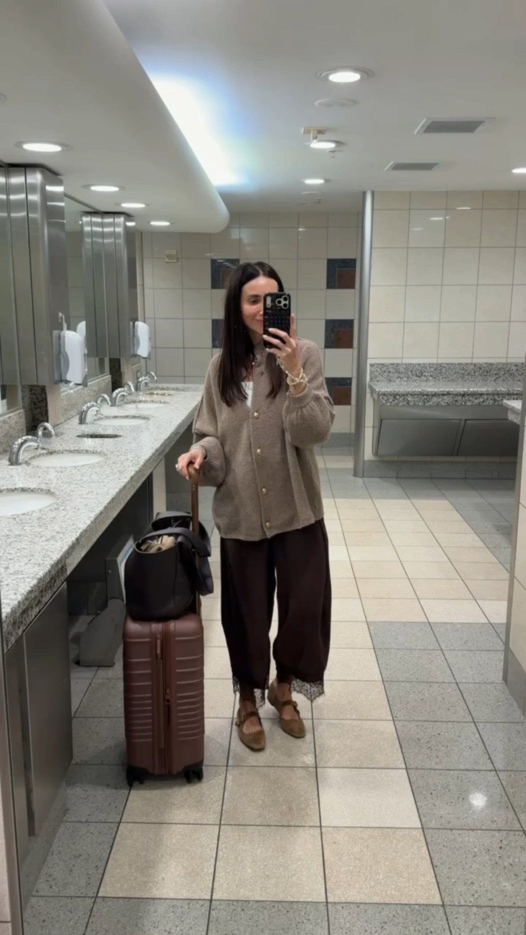 My recent travel outfit was all about comfort without sacrificing style. I paired this soft taupe cardigan with lace hem pants, suede flats, and my favorite travel bag. The neutral tones and mix of textures make it an easy outfit for the airport and beyond.
travel outfit, airport outfit, travel style, taupe cardigan, lace hem pants, suede flats, comfortable travel outfit, airport fashion, fall travel outfit, neutral fall outfit, travel essentials, annabrstyle