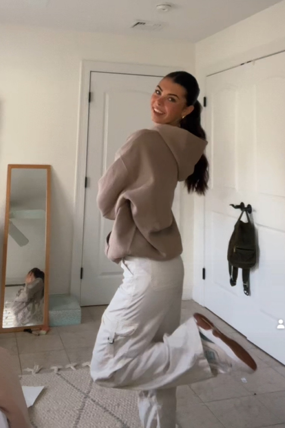 Sweatshirt: light brown, S 
Pants: 000