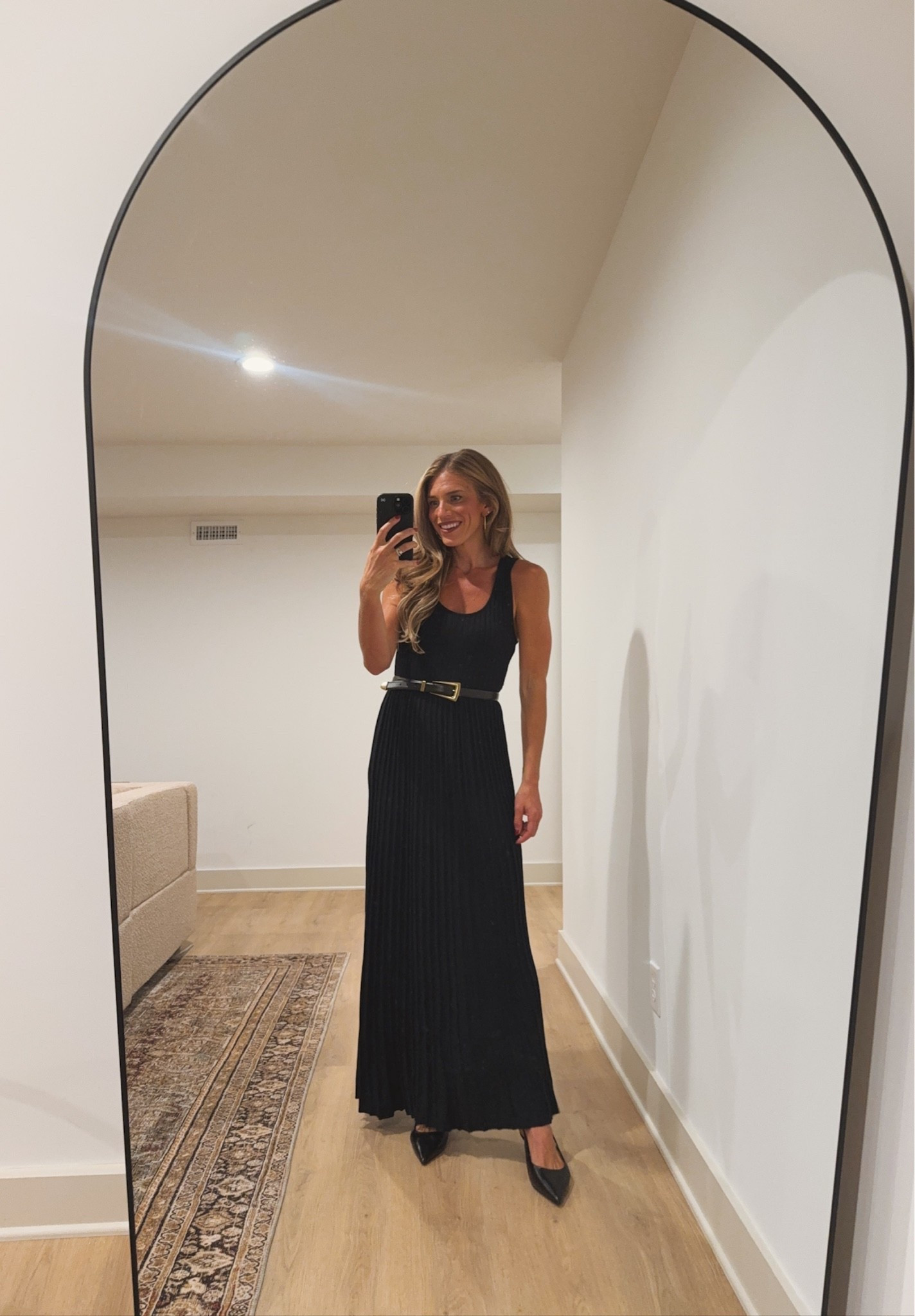 The perfect black maxi 🖤 So chic for dinner out!