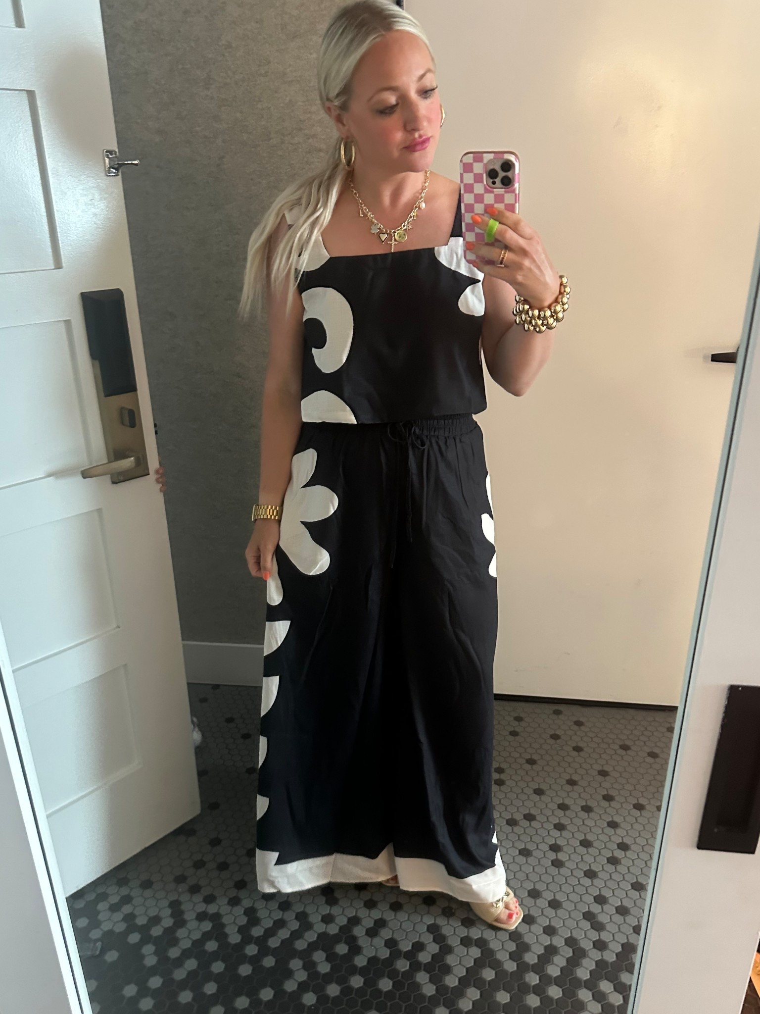 My fav palazzo pant set
I posted but in black and white!!! To die for!! TTS wearing a Med. 5’4” and wearing low flats and hit right bottoms perfectly! 

#LTKStyleTip