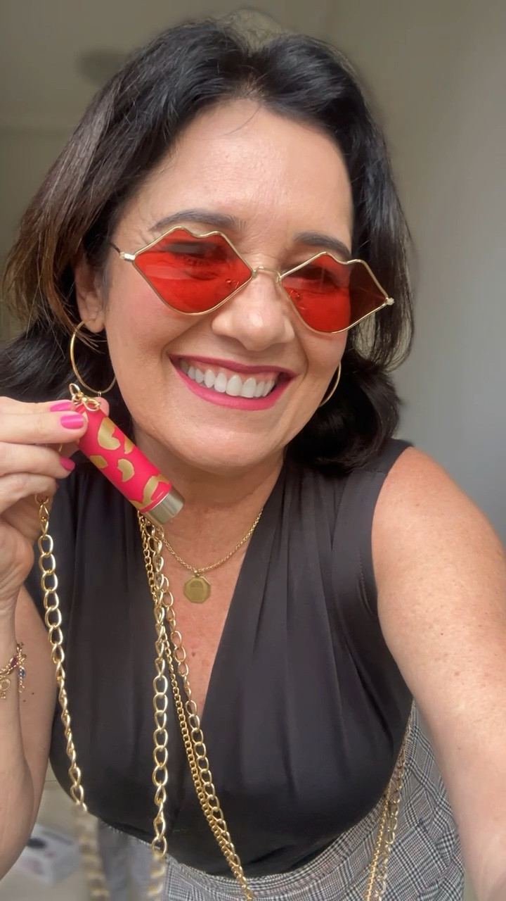 Miga sua louca, tá esperando o que para adquirir logo o seu. No vídeo estou usando a cor Rosa Autêntico semi matte. Simplesmente apaixonada. Gostou? Vocês viram essa novidade? 00
O novo @eudora AMULIPS é 100% personalizável! *
São 8 cores e 3 cases vendidos separadamente para você montar o seu batom que mais combina com você
#EudoraAmulips #Eudora#lipcheck

#LTKbrasil