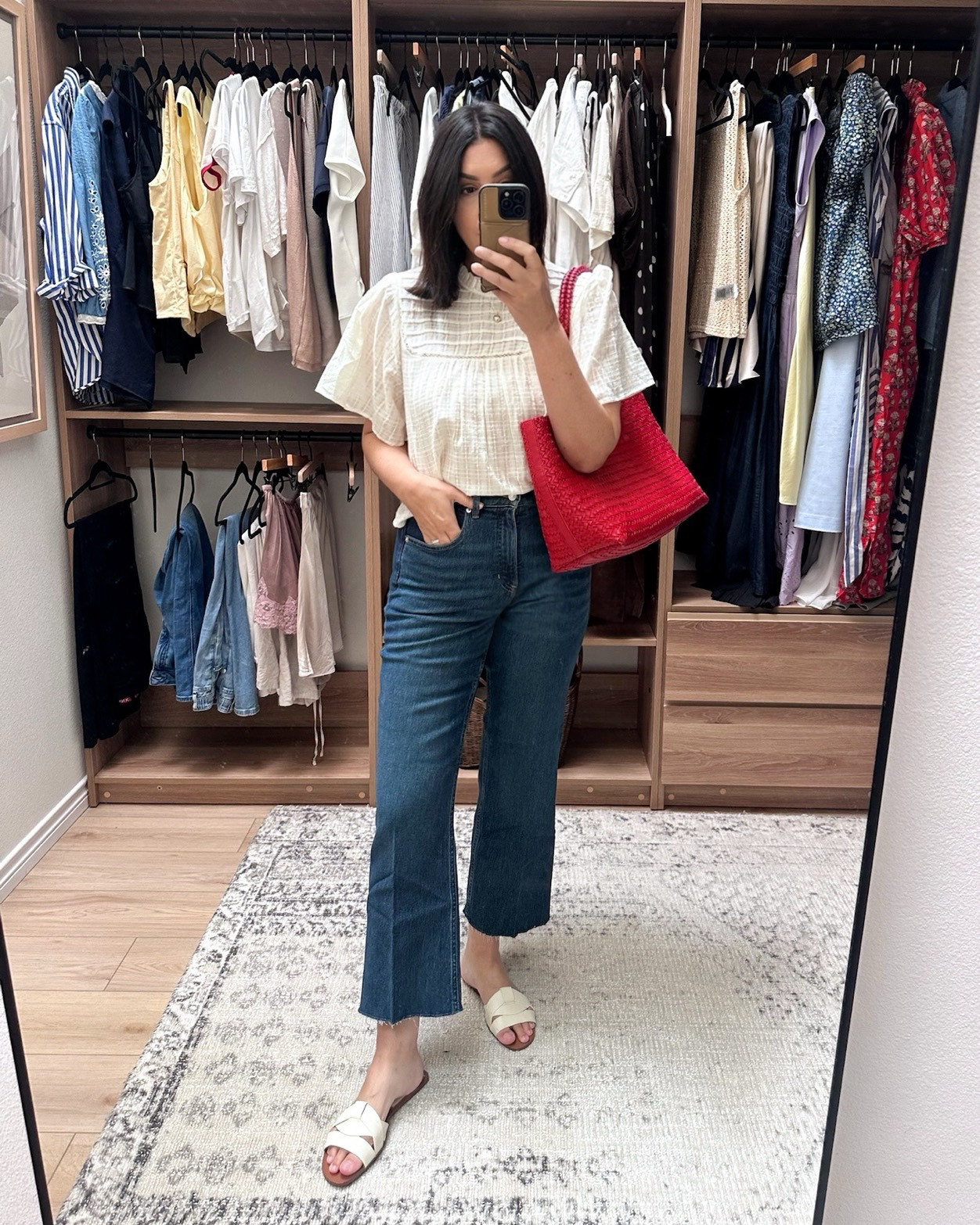 Just gave these @spanx jeans a try and love them! I forget how much I love a kick flare silhouette, I find it to be so cute and flattering. It's a nice change up from my typical wide leg denim. 

I'm in the Medium regular length. Fitted but true to size. I've linked a similar top here, as well. 

Love this @madewell tote as well! Such a lovely pop of color to my otherwise neutral 'fit. 

 