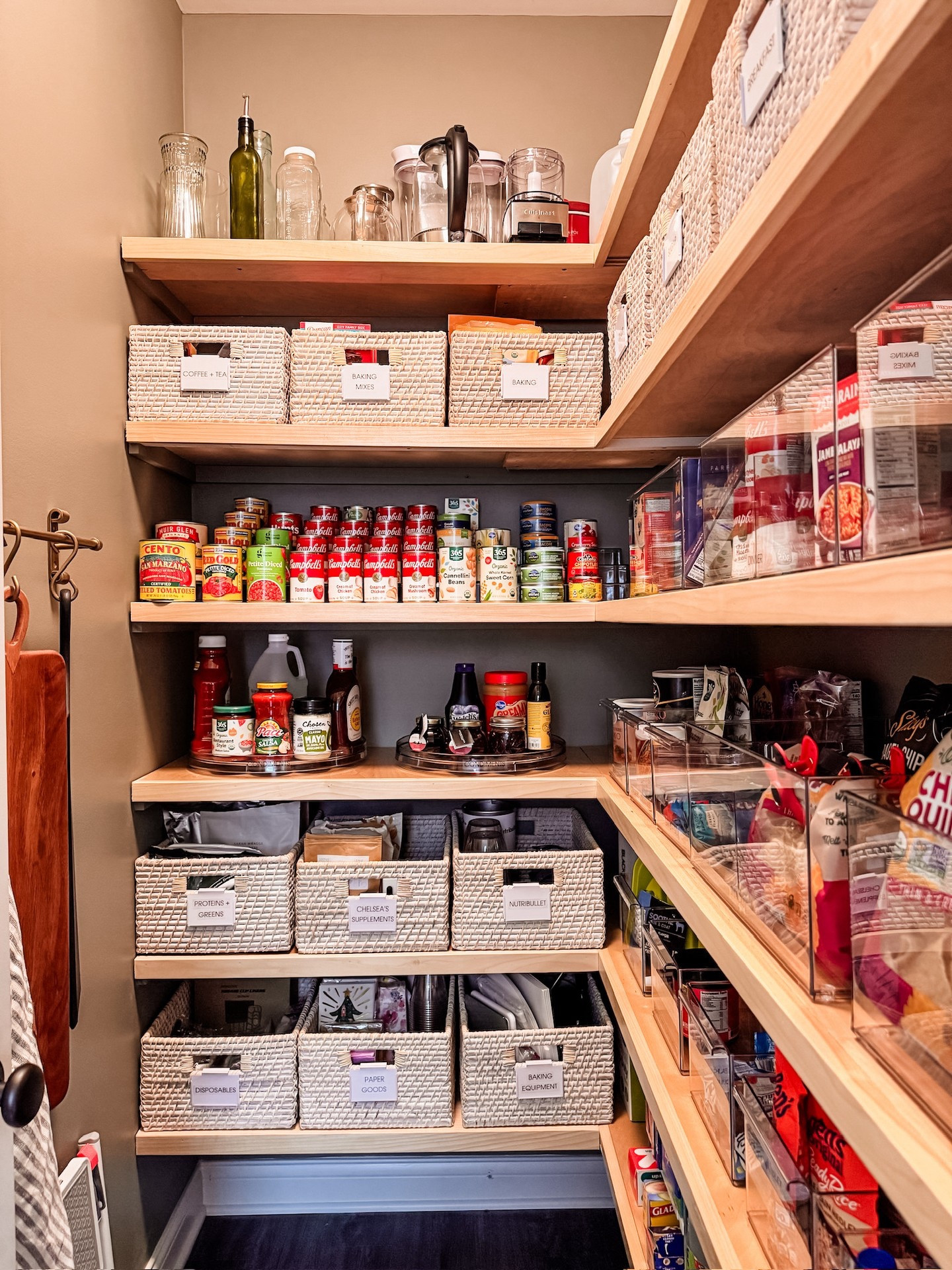 This pantry got the glow-up it deserved and it only took one quick edit session and a follow-up product install with just one organizer! Truly magic!

She wanted pretty, he needed easy-to-see options… and now they both get exactly what they wanted 🙌🏼

Swipe ➡️ to see the before + after, we’re proud of this one!