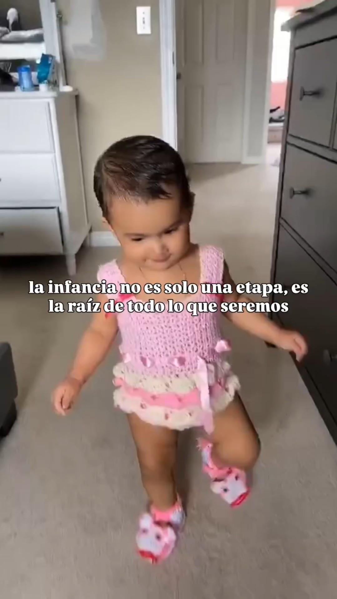 La infancia no es solo una etapa, es la raíz de todo lo que seremos.
Y yo elegí estar.

Desde que me convertí en mamá algo cambió , y entendí que  mis hijos merecen crecer sintiéndose seguros, vistos y acompañados.
He estado presente, construyendo un hogar donde el amor es la base y el tiempo juntos es prioridad.

Criar no es fácil, pero formar corazones seguros lo vale todo.

Si tú también crees que la presencia es el mayor regalo que podemos dar, déjame un 🤍 o comparte este mensaje con otra mamá que esté criando desde el amor.