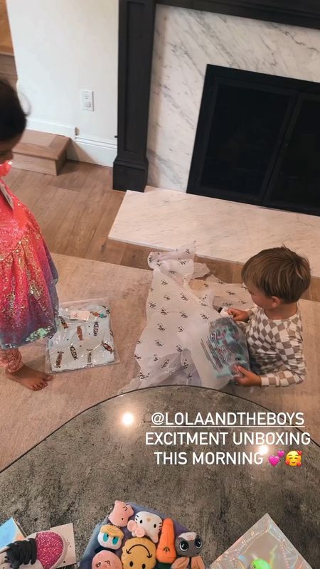 Lola and the boys unboxing kids clothing 💕


Kids clothes, boy style, little boy sets, little girl dress, girls shoes, cowboy boots for kids

#LTKkids #LTKFind #LTKfamily