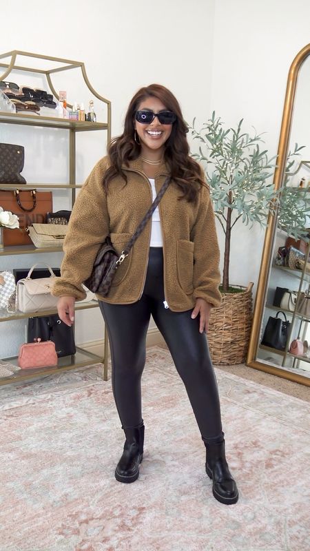 An easy outfit idea with items you probably already own!! 👏🏽👏🏽 This is perfect for running to the grocery store or school pickup or even just casual Sundays!!
•
#casualoutfit #casualstyle #winteroutfitideas
