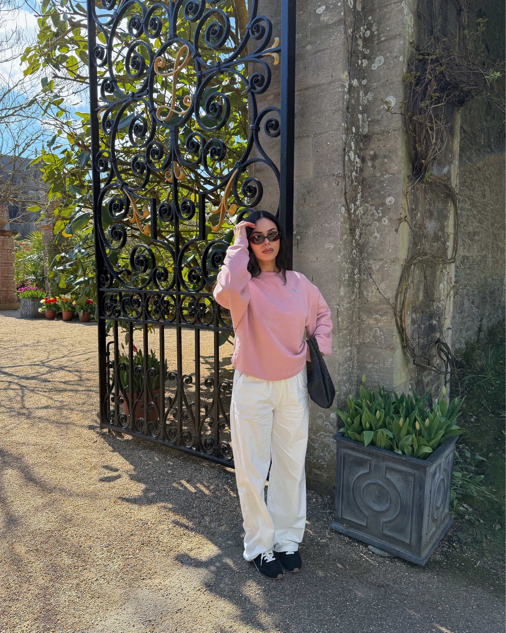 Sweatshirt size small
Trousers are adanola 