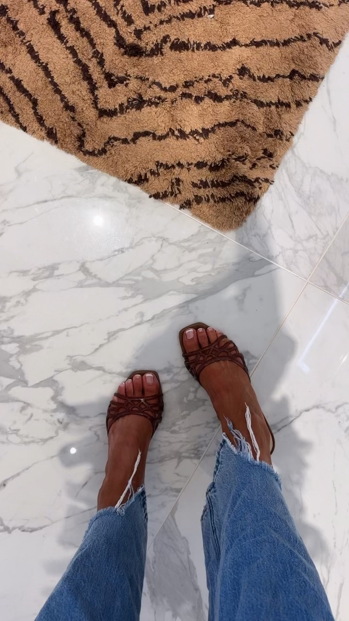 #1 selling shoe for over a month now and just restocked in all sizes at Nordstrom 🙌🙌🙌 sang if you love! ❤️