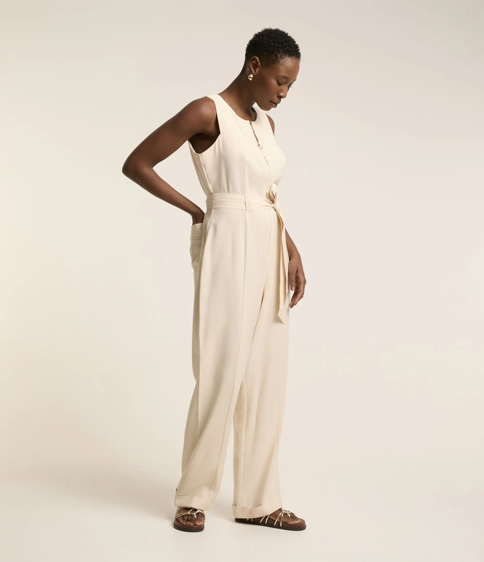 Macacão em Viscose sem Mangas com Zíper Frontal e Faixa para Amarração Off White - Lojas Renn... | Renner (BR)