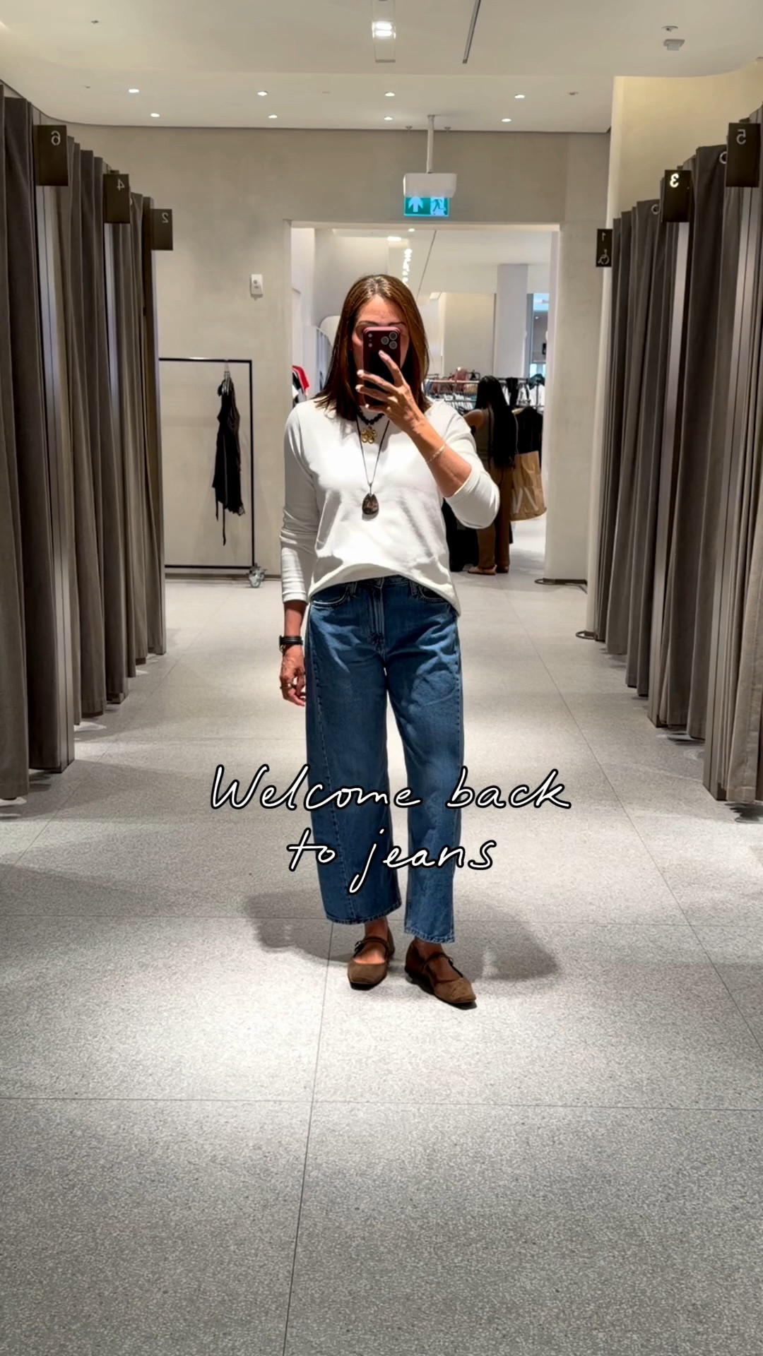 I’m still loving all things summer but new denim is creeping into the shops and these are too good not to share.

Soft, flattering and a really good shape, barrel jeans are going nowhere and these are very good indeed. 

Wear now with linen shirts, vests and tees, then add a light jacket, long sleeved tops and light knits as things cool down.

These also come in white and a pale blue wash. Be quick 😉
I’m in a 38

#LTKsummer #LTKjeans #LTKstyletip