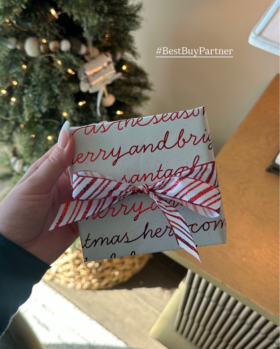 #BestBuyPartner chic, smart, and the ultimate wellness gift ✨ The Oura Ring 4 in Midnight is at Best Buy for the holidays 💙 @bestbuy has the top gifts for everyone on your list this holiday season!