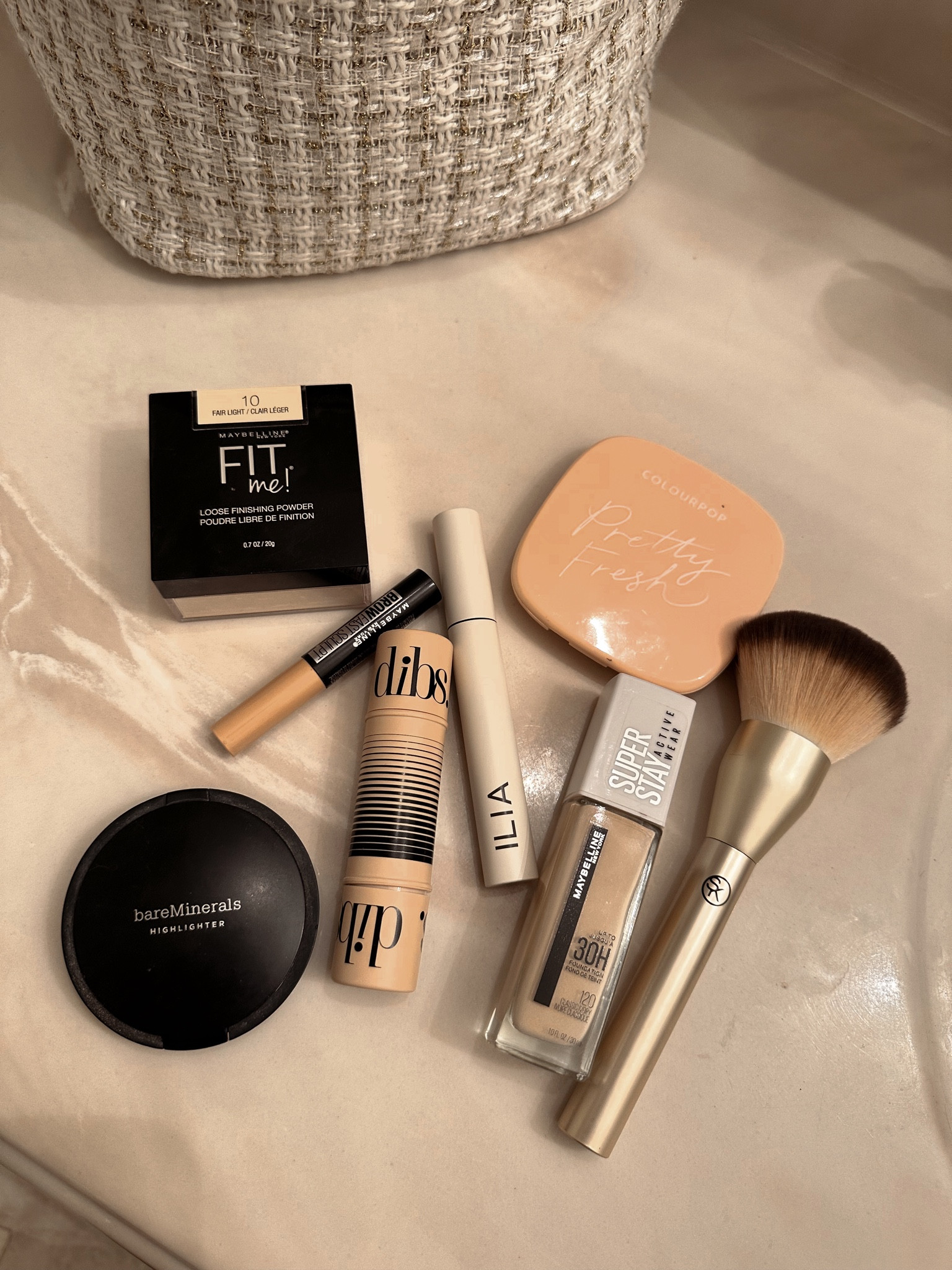 10 min make up routine💄

Foundation — 120 classic ivory 
Powder — fair light
Bronzer powder — medium dark 16
dibs — shade 2
highlighter — joy 
eyebrows — light blonde 