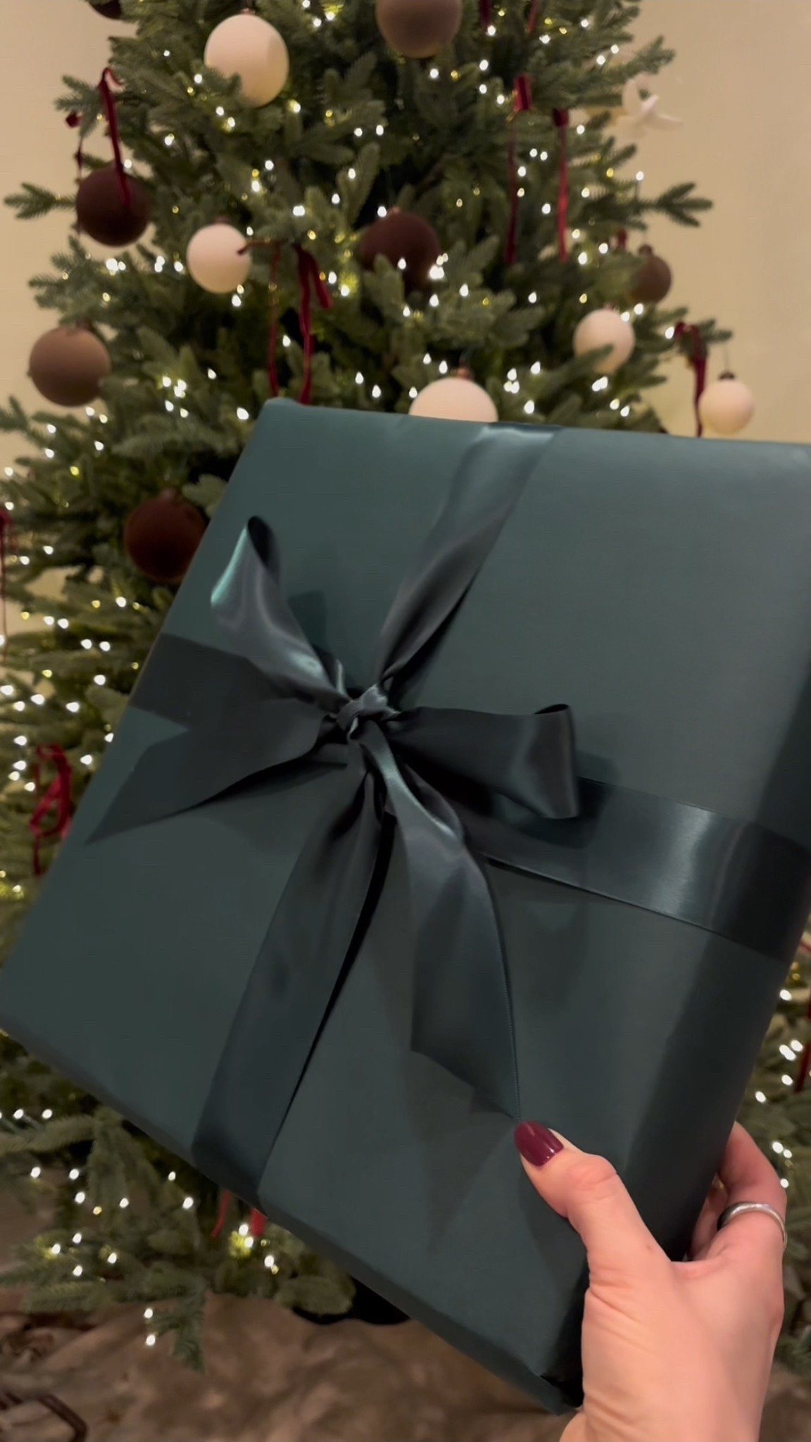 Green monochromatic wrapping paper links 🌲💌 