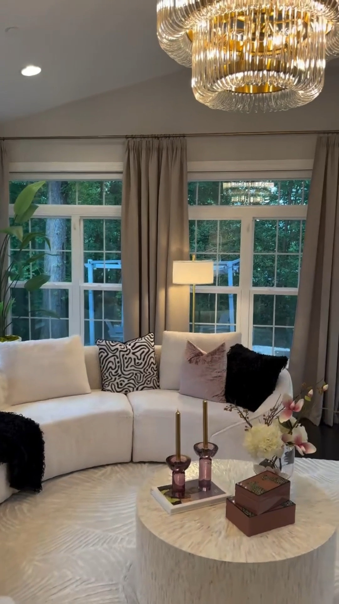 🗣️Comment “Shop” for the links🛍️!

A beautiful room with a view sets the right mood every time💕. All that is missing is me and a glass of wine🥰 😆! 
🗣️Follow @dollhouse_interiors for more home decor inspirations 💕

#beautifulhomes #homedecor #sunroom #goodvibes #modernglam