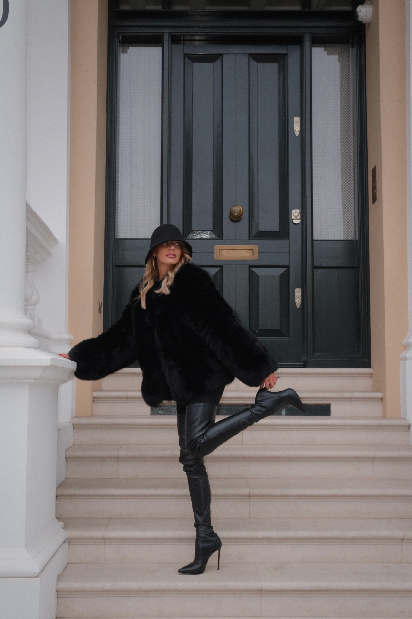 All black look
Hat
Boots 