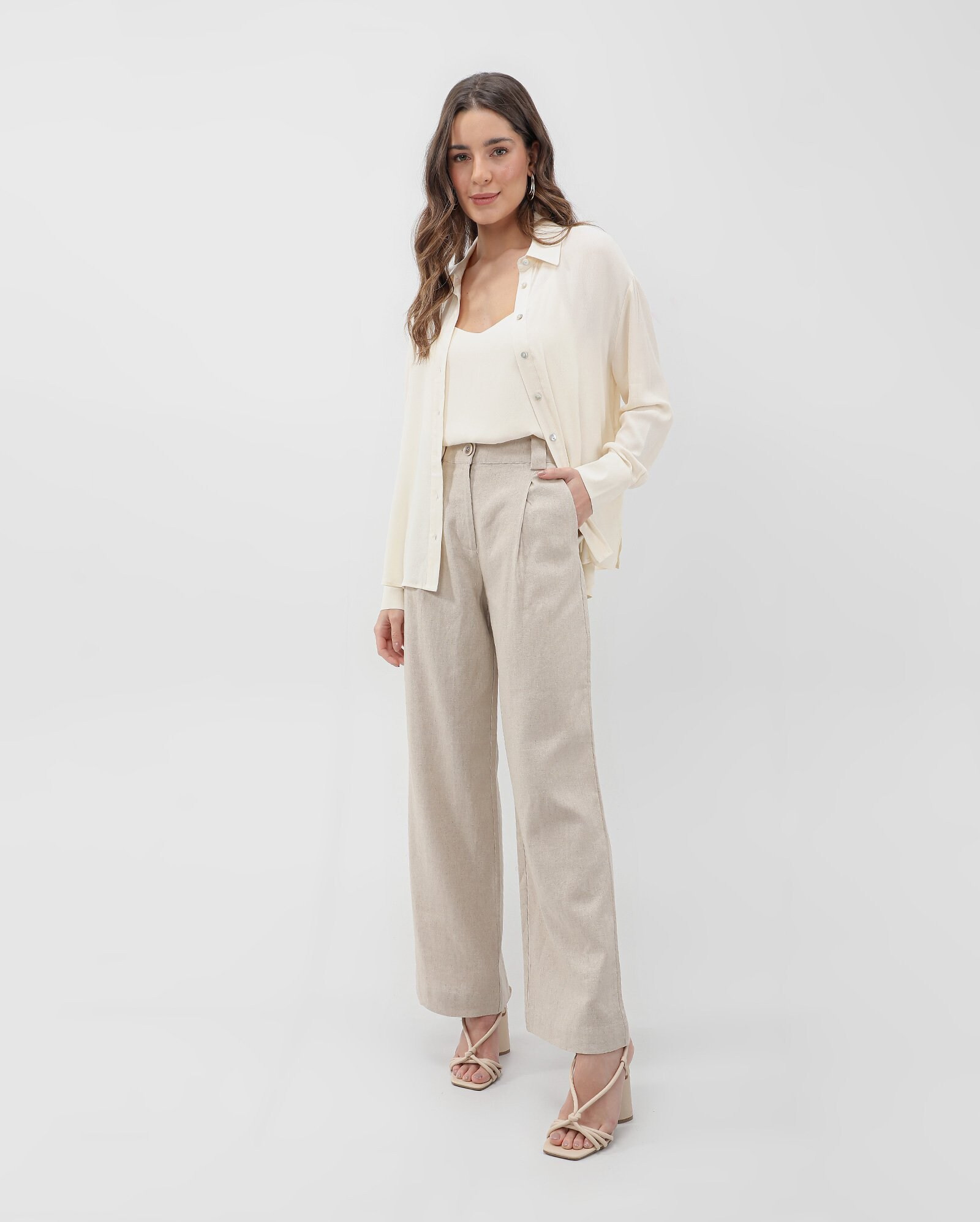 Calça feminina alfaiataria reta viscolinho com bolsos bege | AK by Riachuelo | Riachuelo (BR)