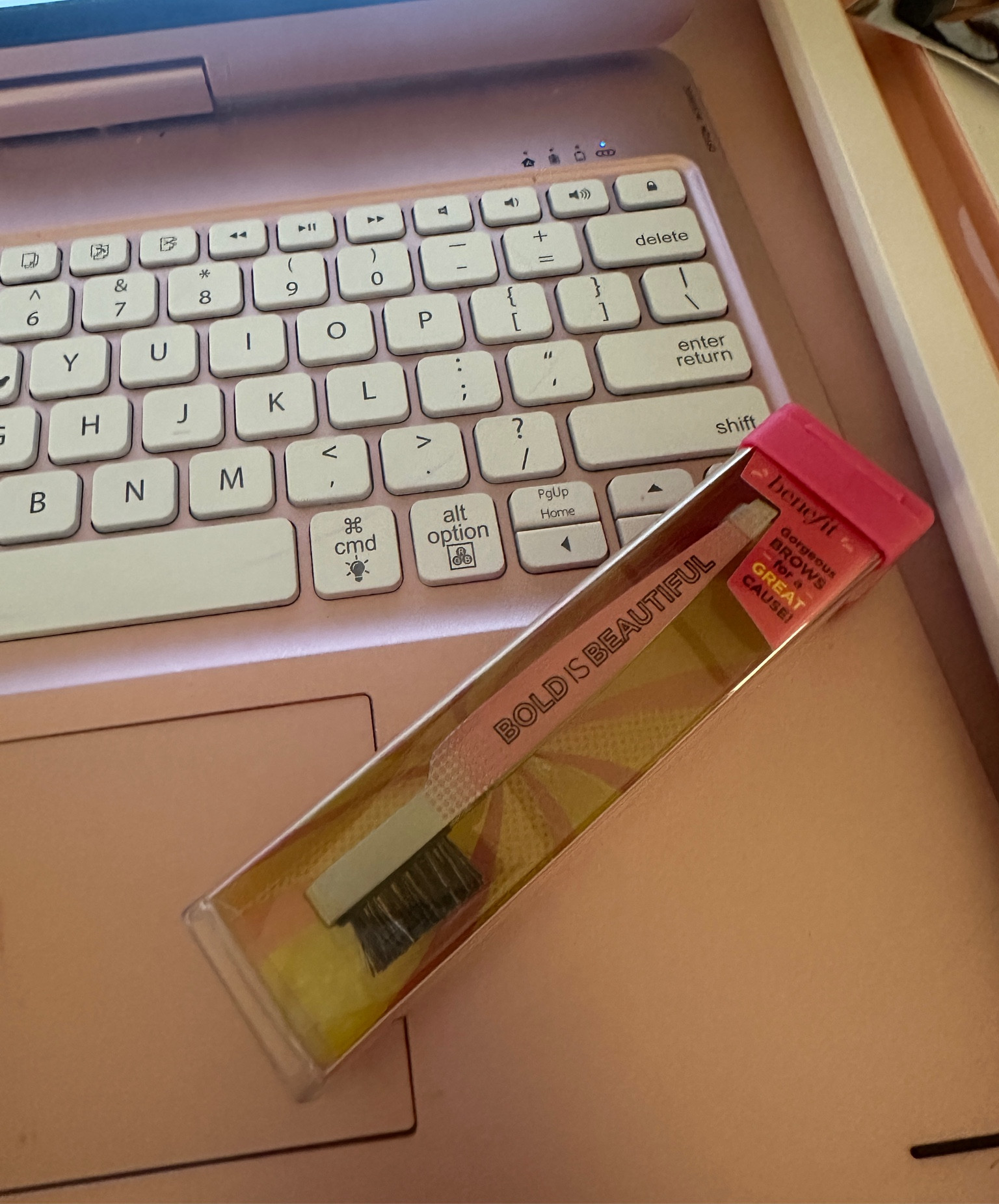 Best tweezer ever!  Aqui les cuento cuál es La pinza de cejas que ahorita me tiene enamorada y es la de @BenefitCosmetics les cuento es increíble. Tiene una brocha incorporada resistente para peinar tus cejas perfectamente y una tecnología avanzada que arranca el vello sin partirlo. Precisa y efectiva, es un imprescindible para unas cejas perfectas. ¡Súper recomendada! 

Ósea la ame 😱🥰🥰

Igual les dejo mis otras recomendaciones  de pinzas por si quieren 

#LTKSaleAlert #LTKFindsUnder50 #LTKBeauty