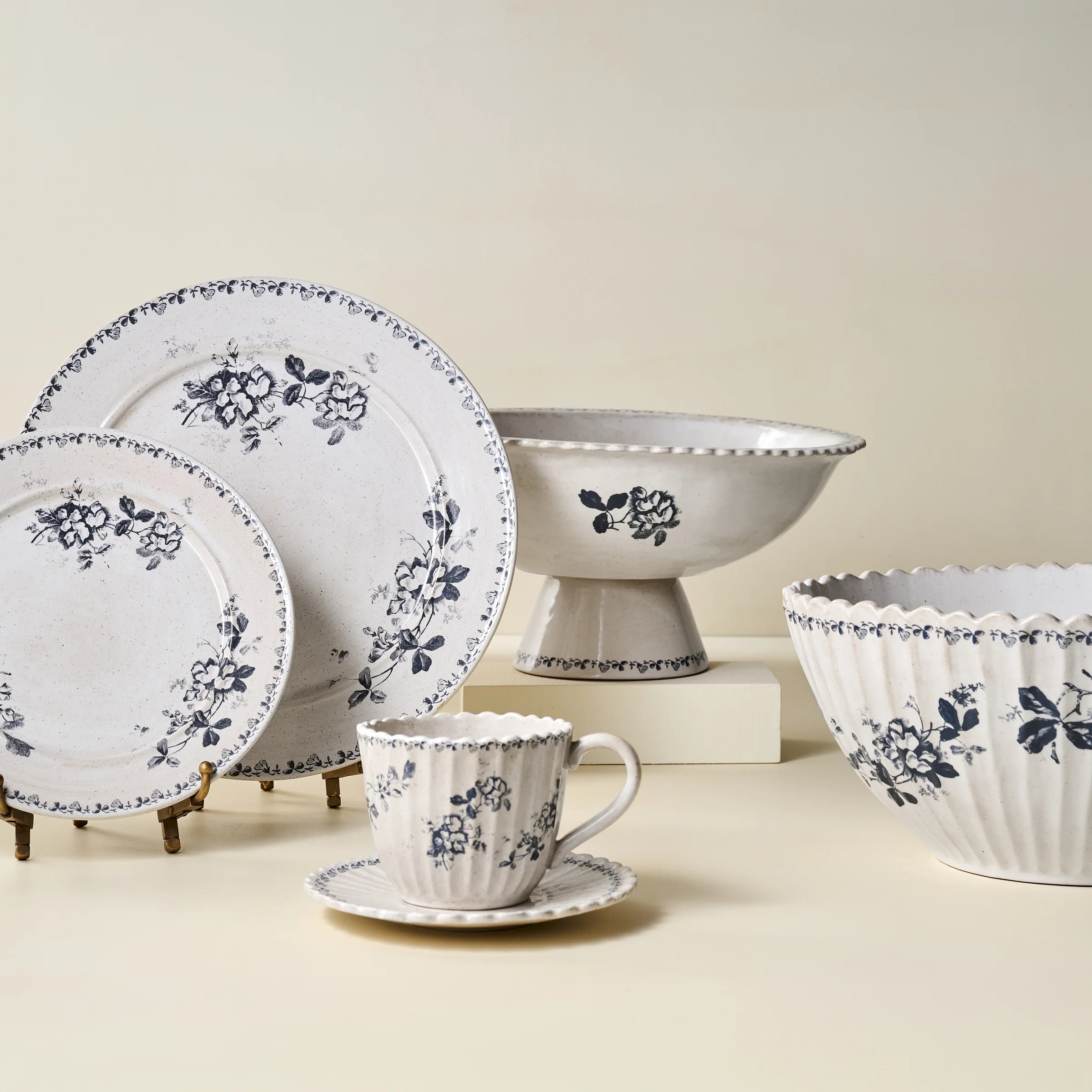 Heirloom Garden Navy Floral Plate | Magnolia