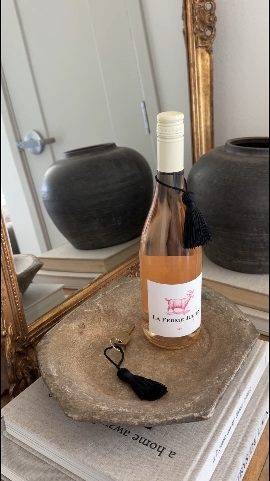 These little tassels are such a chic way to dress up a bottle of with, a key or even a gift! 🖤