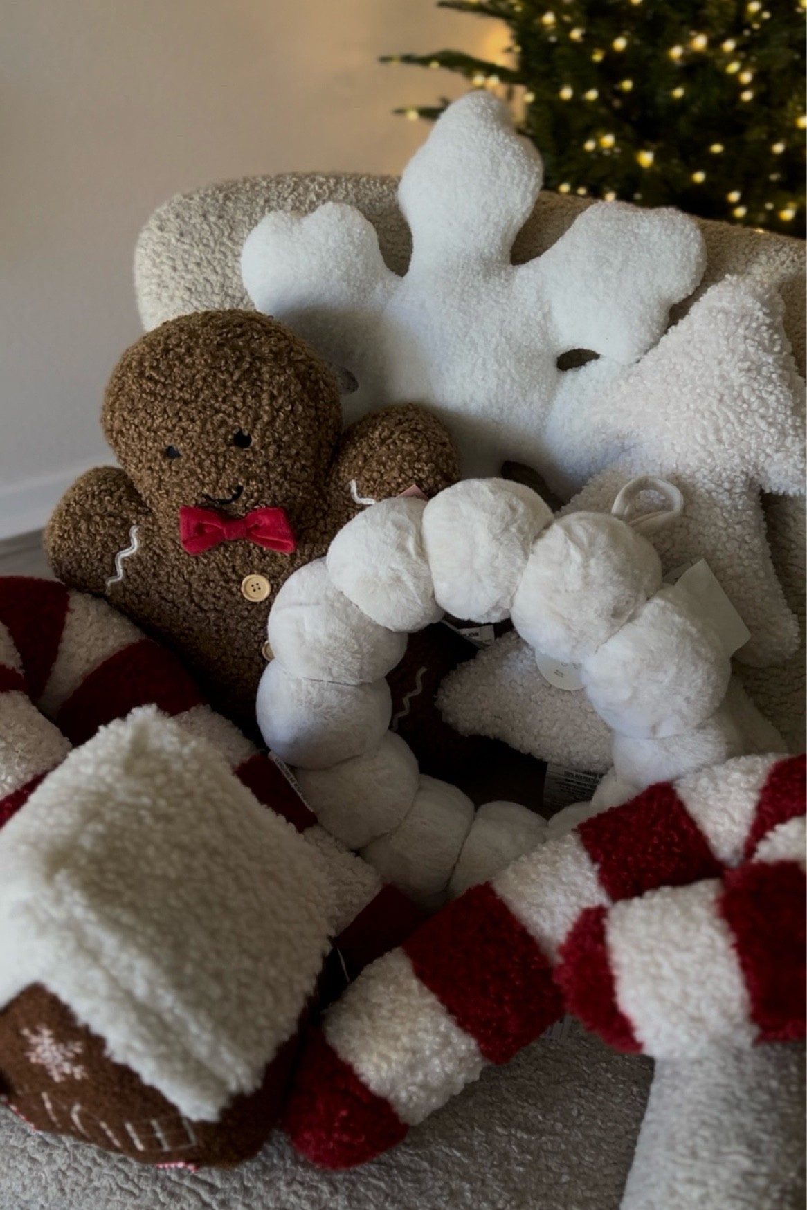 Christmas holiday pillows+ cozy wreath 😍 

#LTKHoliday #LTKSeasonal #LTKHome