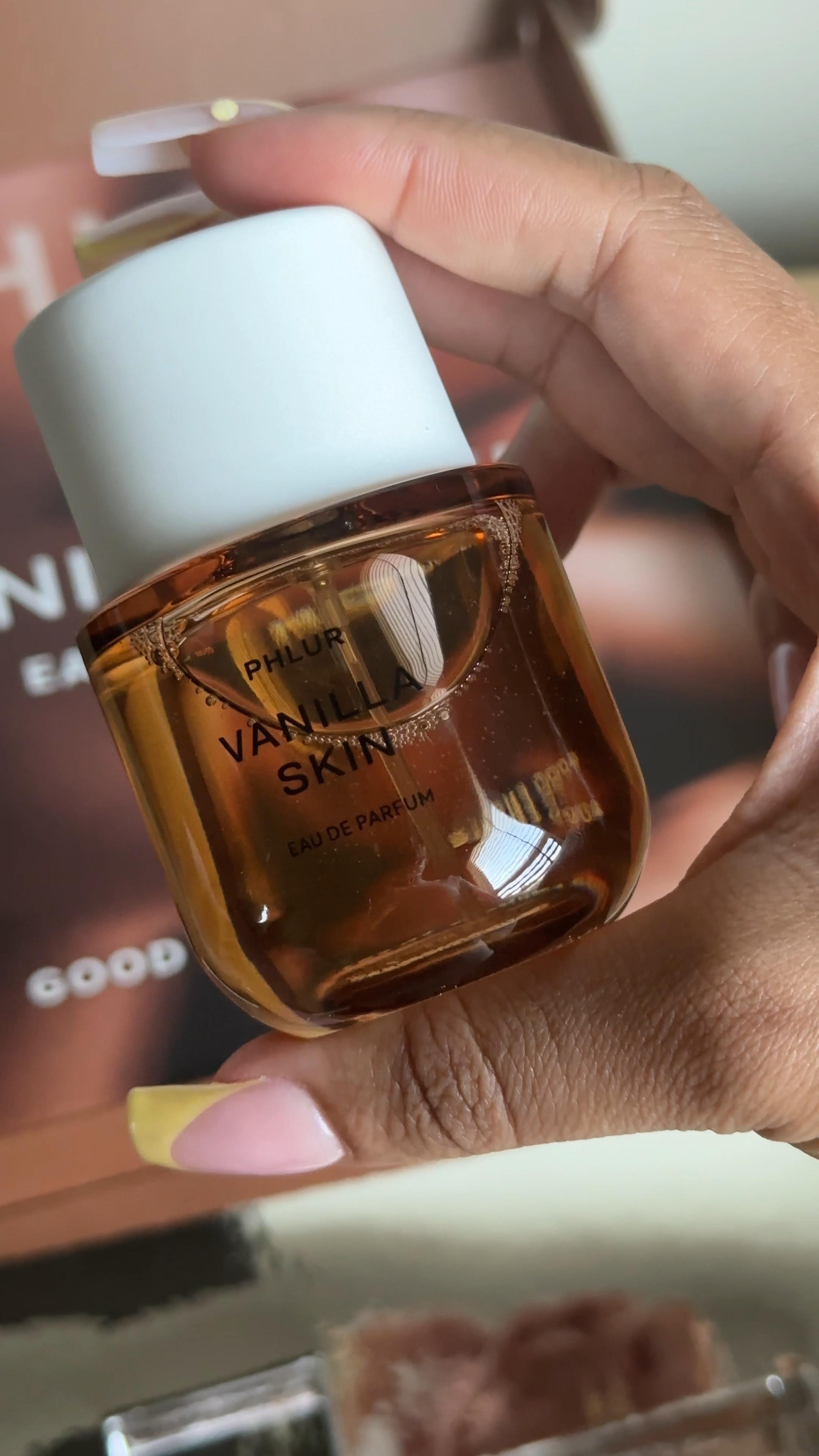 Vanilla skin EDP is here!! Such a good vanilla omg😍

Notes: pink pepper, pink apple, sugar crystals, lily, jasmine petals, cashmere wood, benzoin, vanilla, sandalwood, agarwood