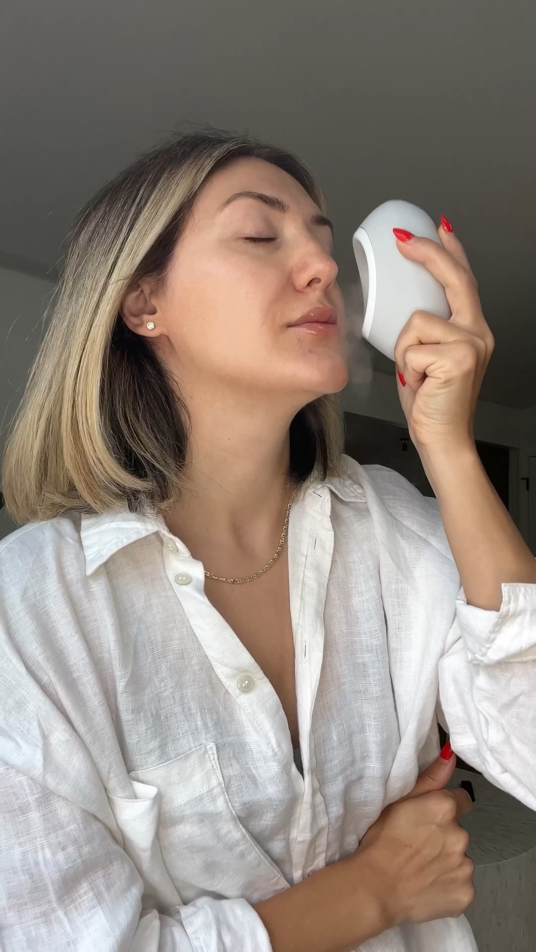 Love when science and skincare meet! This Ultra Droette Device delivers collagen deep into the skin without any needles (kind of like microneedling without the pain). It just takes 60 seconds and is so easy to incorporate into your skincare routine. You can see how much plumper my skin looks after and that glow!! @dropletteinc 

#ad 

Skincare routine 
Glowy skin 
At home treatment 

#LTKOver40 #LTKSeasonal #LTKBeauty