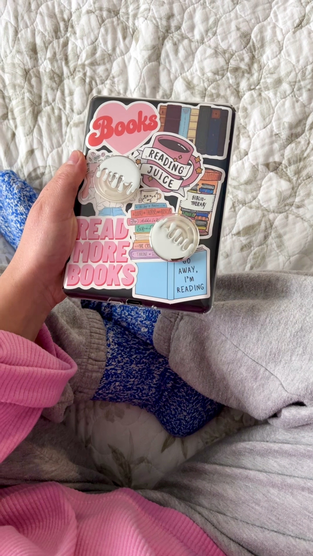 After buying my Kindle Paperwhite over a year ago, I finally joined the the clear case/stickers/popsocket club. Highly recommend two popsockets btw! #kindle #kindlestickers #popsocket 