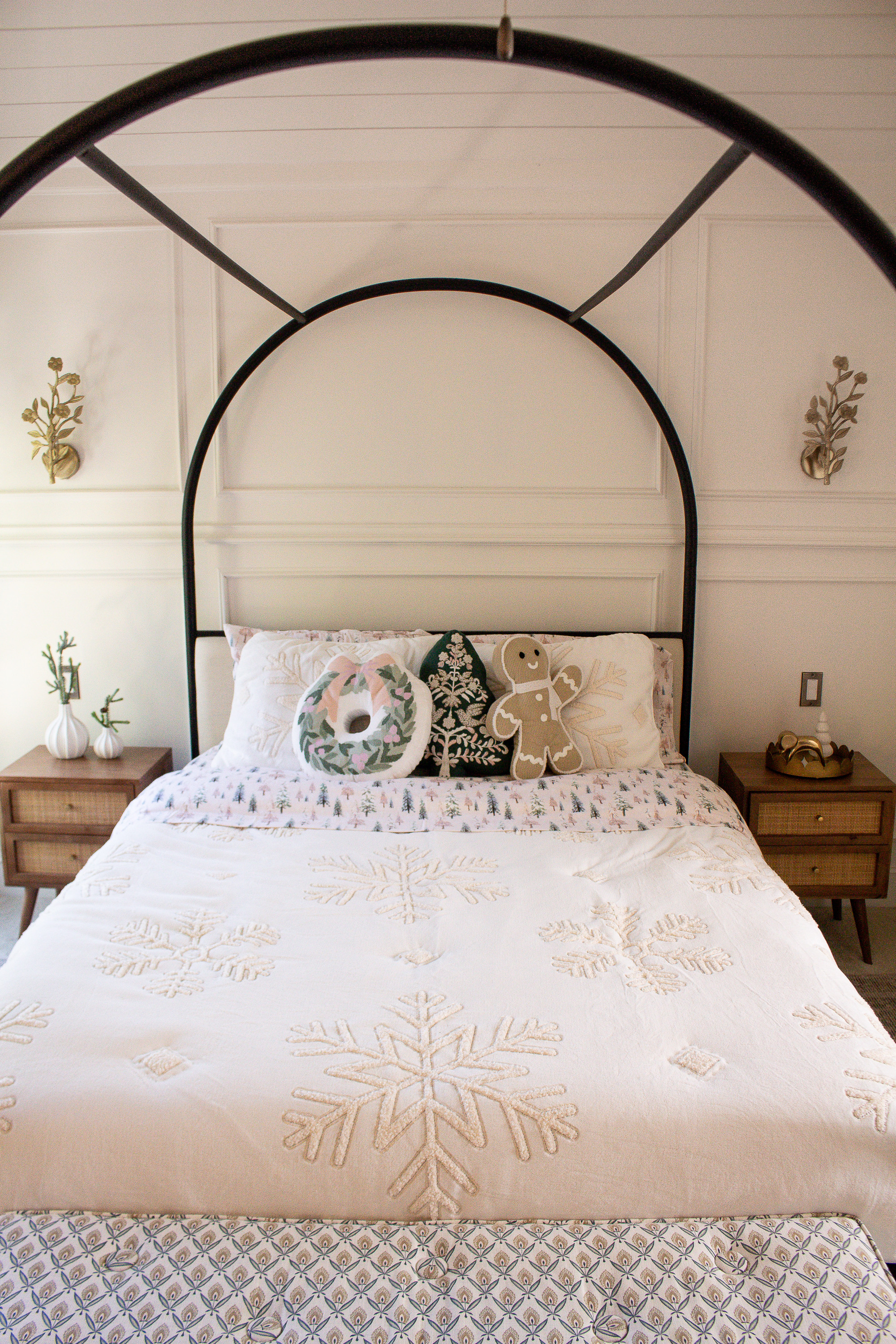 A classic Christmas tablescape that feels cozy, warm, and intentionally layered. Plaid plates, fresh greenery, and gold details make the whole table feel festive without being overdone. Easy to recreate and perfect for holiday hosting.

holiday tablescape, christmas table decor, festive table ideas, holiday hosting, entertaining ideas, plaid dishes, winter tablescape, christmas decor

#LTKSeasonal #LTKHome #LTKHoliday