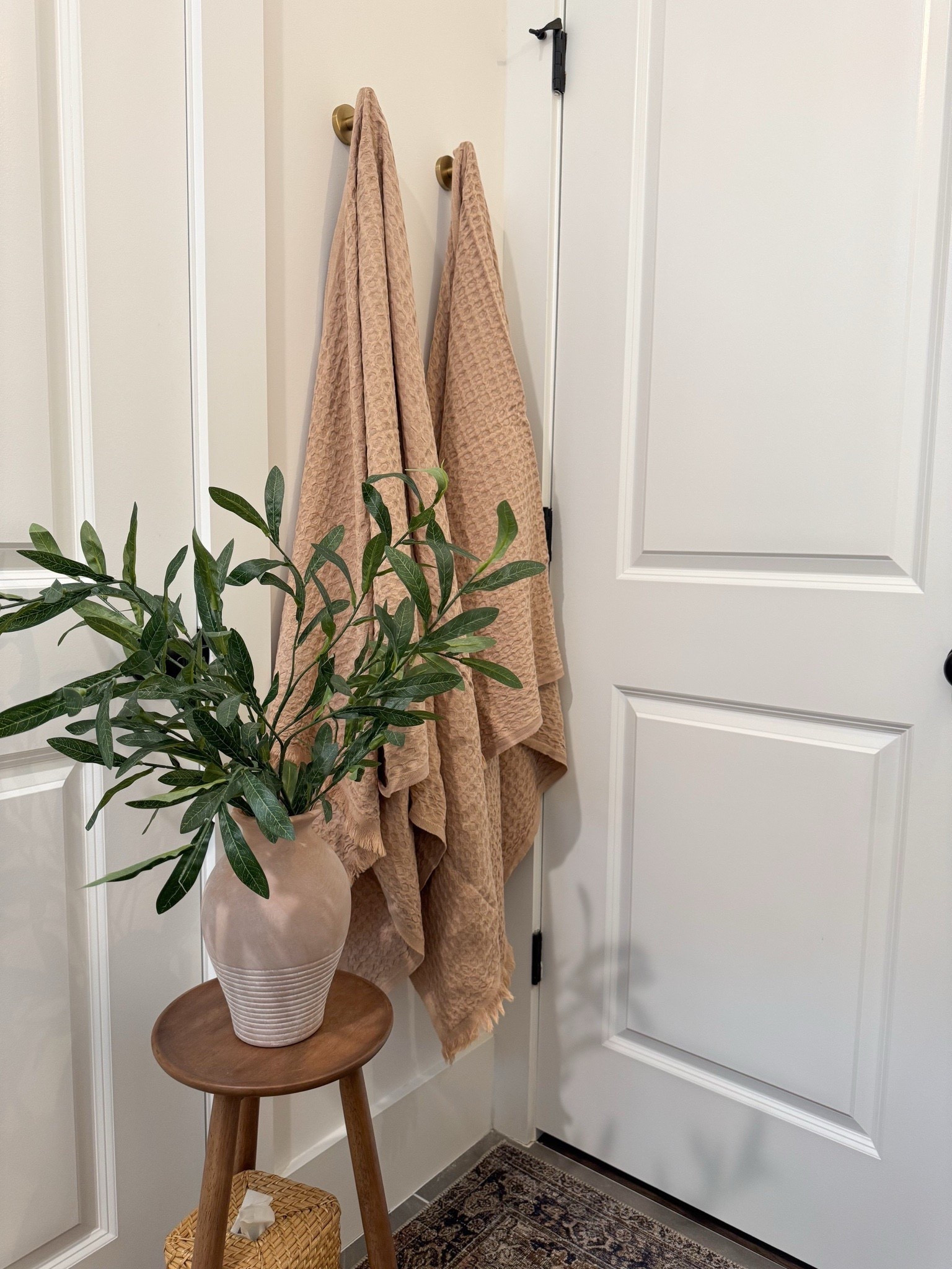 Bathroom decor 

Bathroom, transitional bathroom, modern bathroom, arch bathroom, hand towel, bath towel, bathroom hardware, bathroom cozy decor, cozy bath, small bath 

#LTKFamily #LTKHome #LTKFindsUnder100