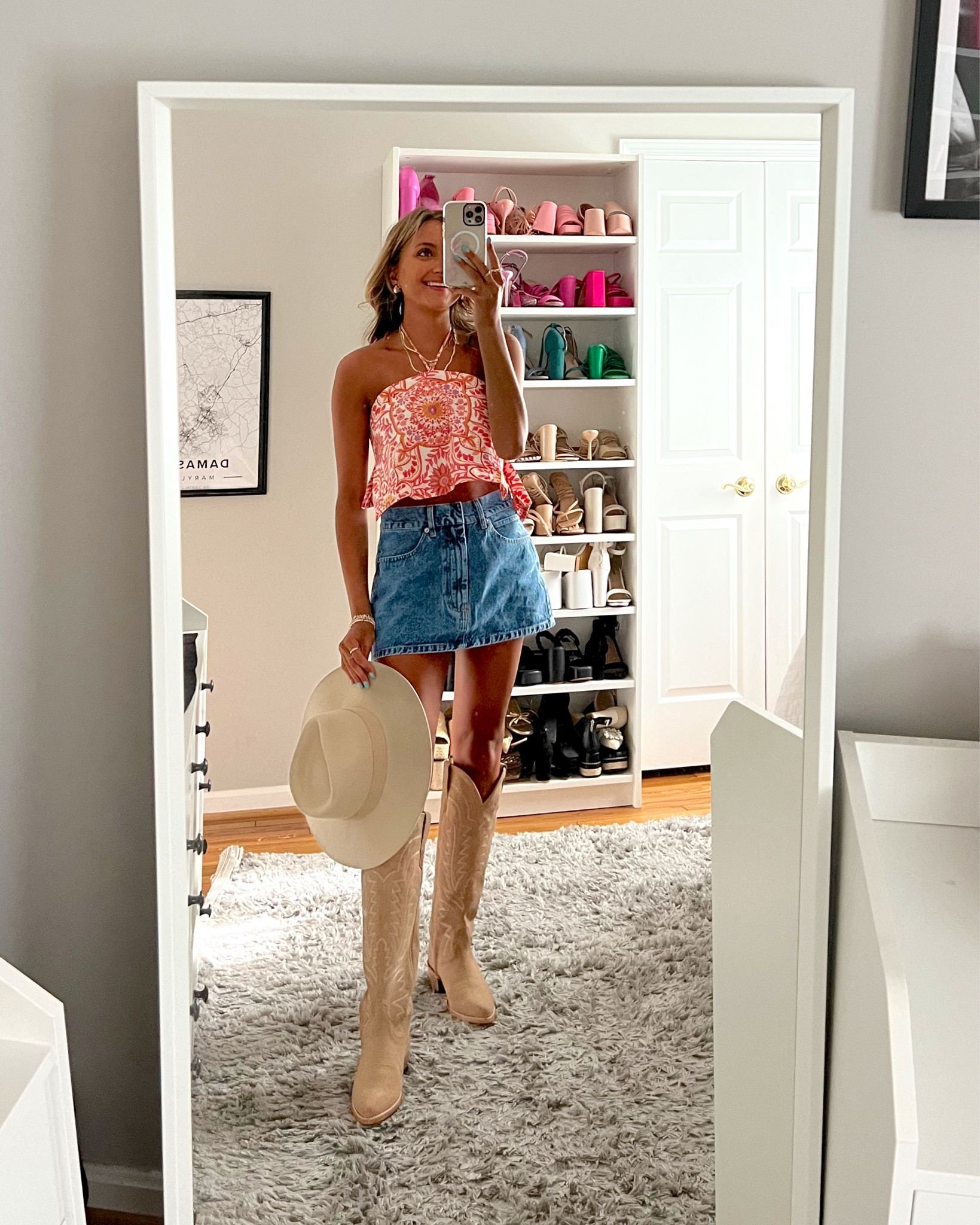 Coastal cowgirl concert outfit ideas to wear this summer. Wearing an XS in this boho pink denim skirt and top 💗