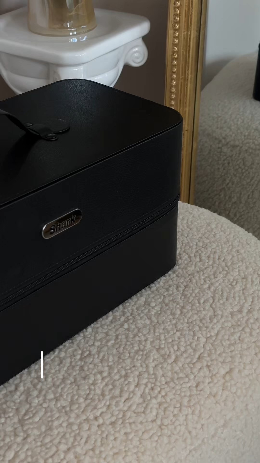 Anzeige | @sharkbeautyde ✨ Feeling like a princess today…
Weiche Wellen, ganz ohne Hitzestress – dank dem Shark FlexStyle💗
Föhnen, Volumen, Locken – alles in einem Tool!🧚🏼‍♀️ 
Mein Code: CHARIKLIA10 für 10% bis zum 31.07.2024!🌟

#FlexStyle #SharkFlexStyle #SharkBeauty #ForAllHairKind
