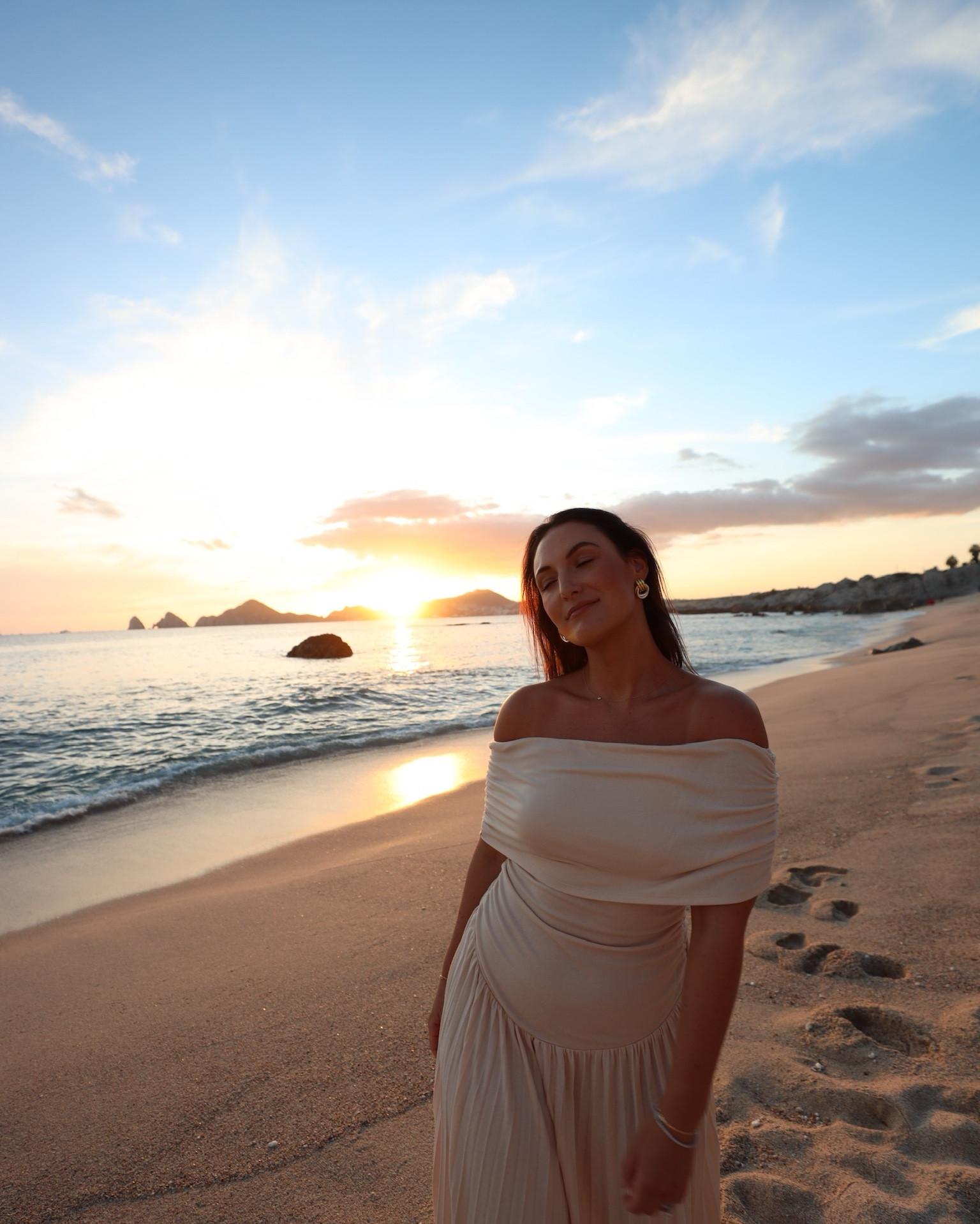Cabo is a DREAM! 🐚 

dress l long dress l beach l vacationn