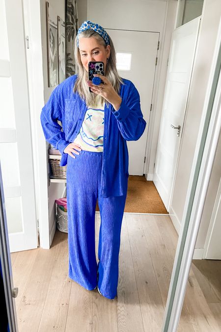 Ootd - Tuesday. A royal blue tall matching set consisting of an oversized blouse and wide legged pants. Nirvana t-shirt en Puma ride on retro sneakers. 



#LTKeurope #LTKstyletip #LTKover40