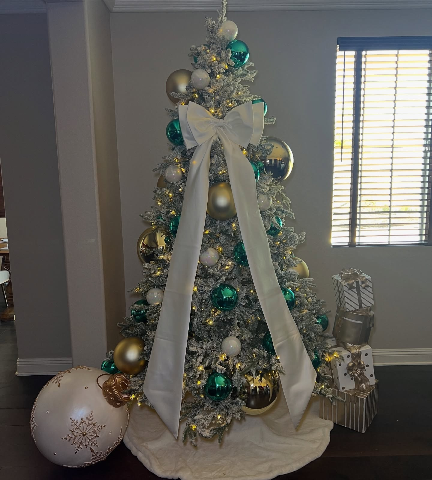E M E R A L D✨

The perfect shade of green🤍

#christmastreedecorating #deckyourhomedecor #christmas #christmasdecor #merrychristmas #glamchristmas #reels #instagramreels #christmasribbon #christmastree #ltk #flockedtree #hobbylobby #ornaments