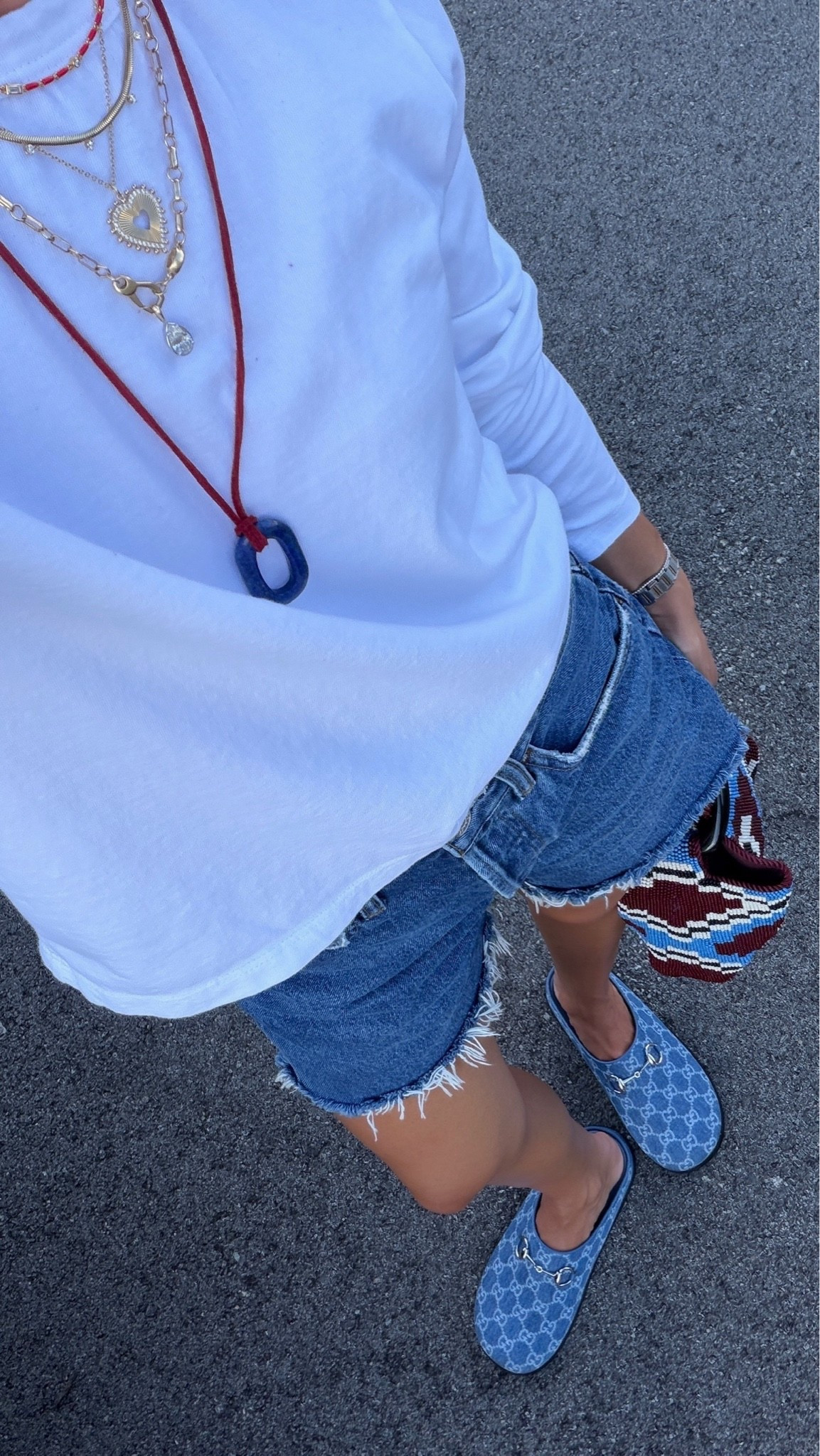 XS tee 25 shorts! Consider sizing up to sit lower!