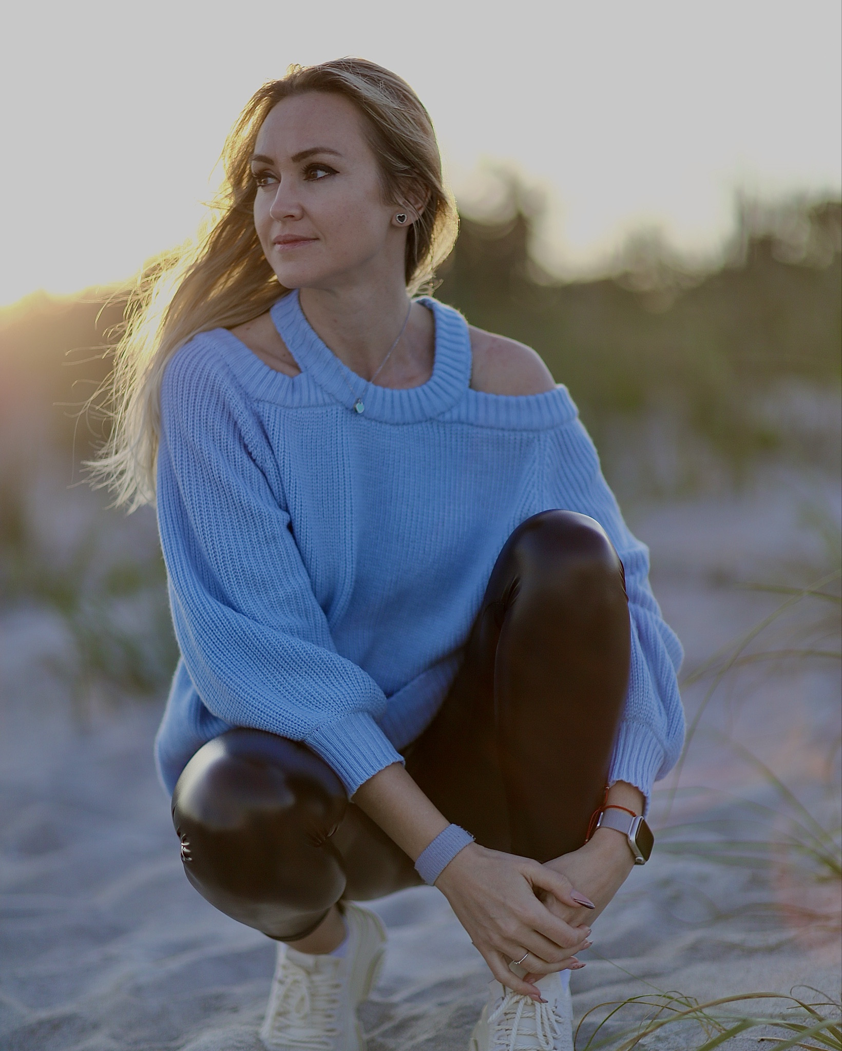 Womens Long Sleeve Cold Shoulder Halter Neck Knit Sweater. Size S. I worn opposite then in the product description can be dressed as you likee