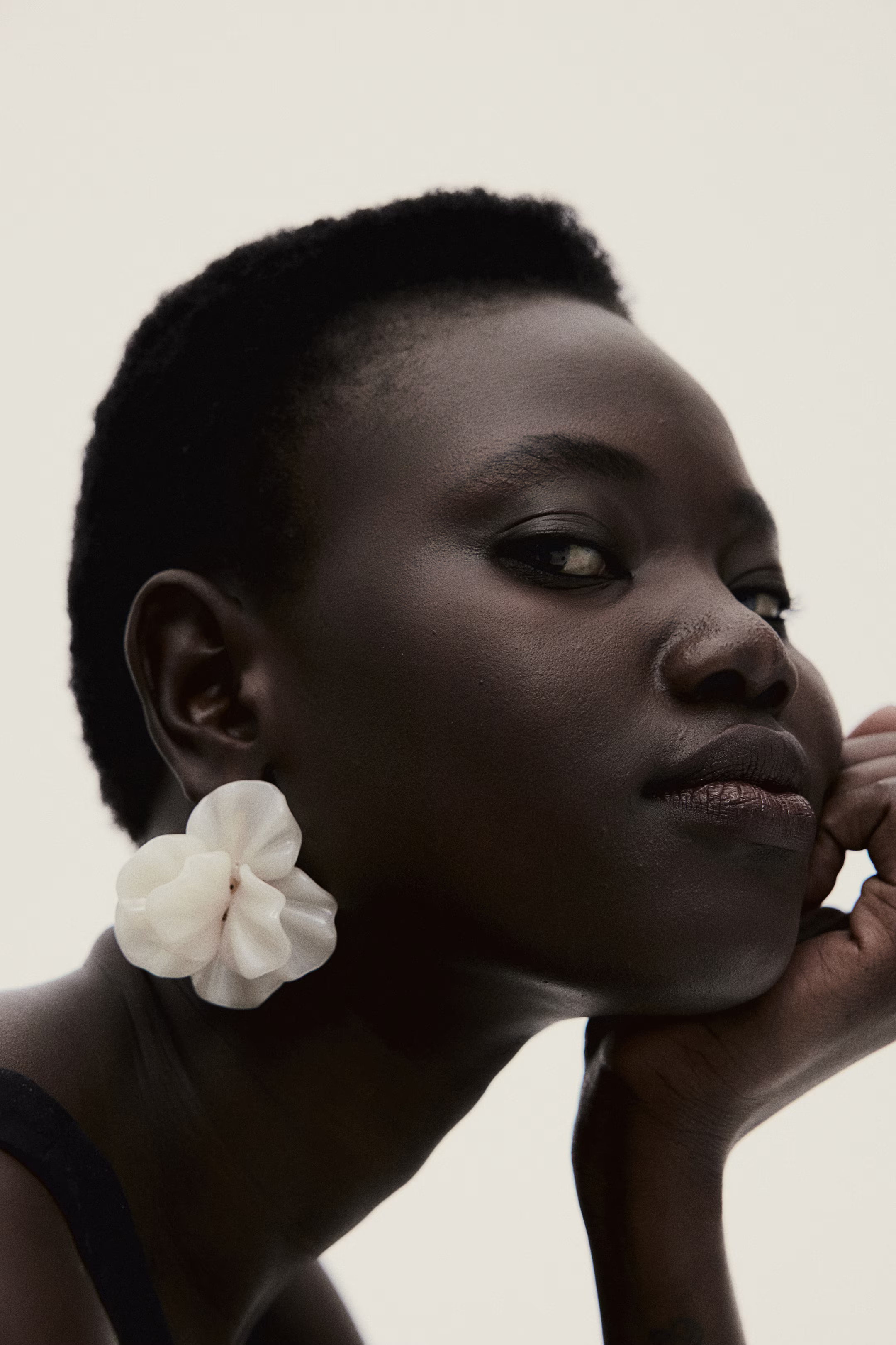 Flower-shaped stud earrings - White - Ladies | H&M GB | H&M (UK, MY, IN, SG, PH, TW, HK)