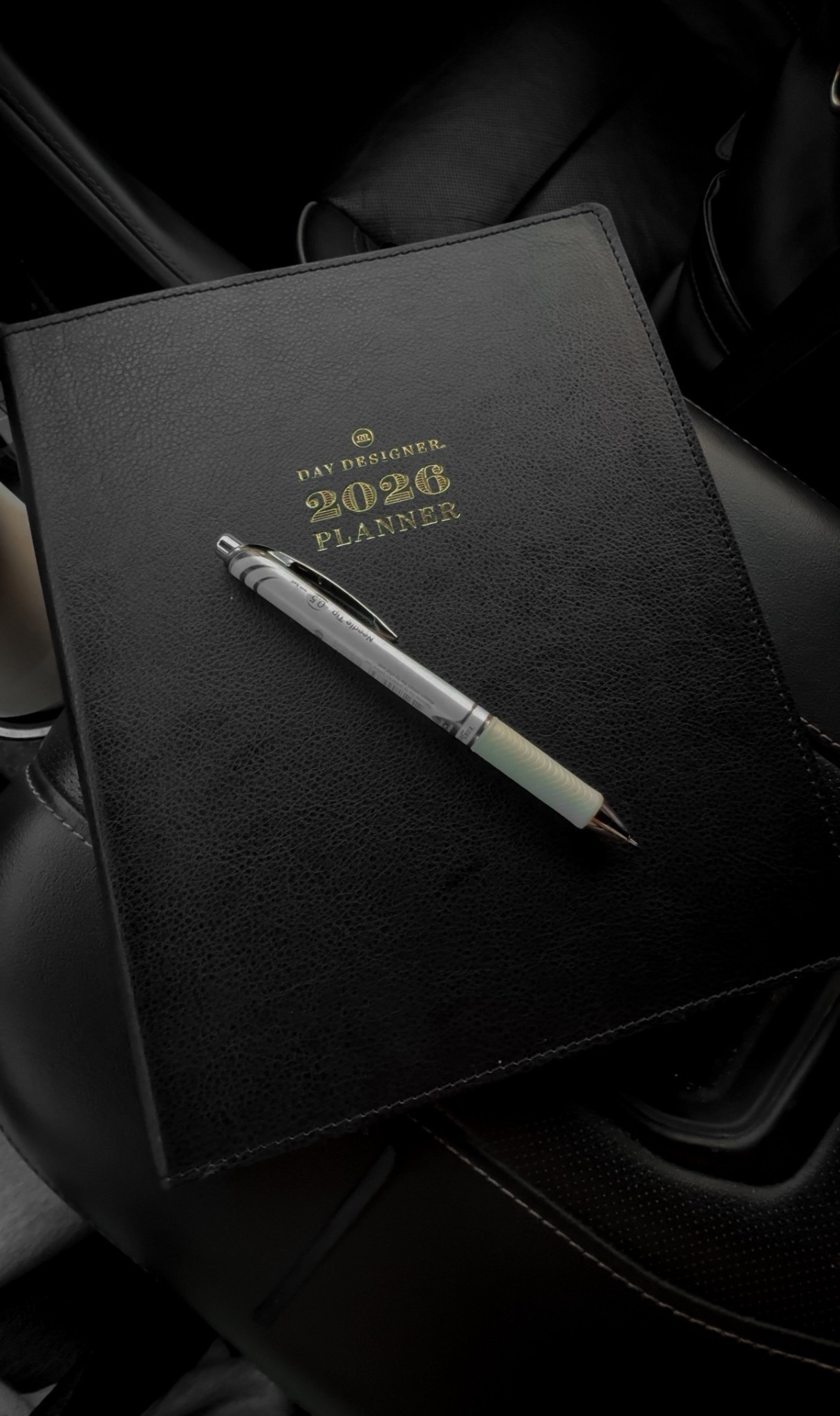 Getting back to planning, meal planning, and mom life 🖤 oh I’ve missed it ✨

+ if you’re looking for something a little more detailed. I used the striped one last year and the year before and also love. 

#planner 

#LTKmomlife #LTKfitnessgoals