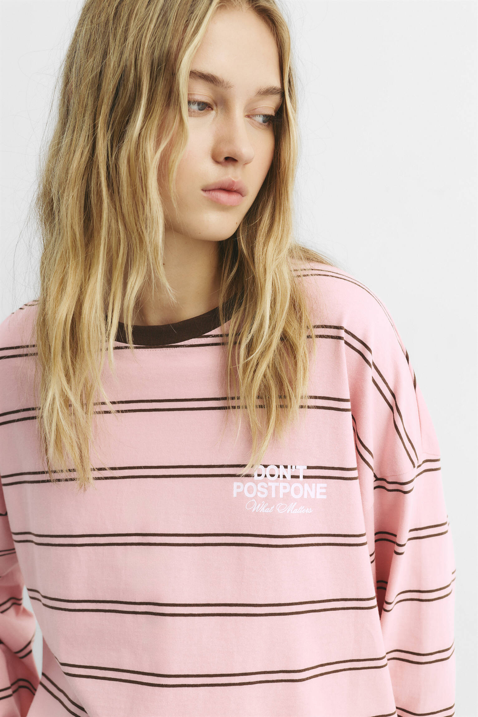 Rosa gestreiftes T-Shirt mit Text - PULL&BEAR | PULL and BEAR DE