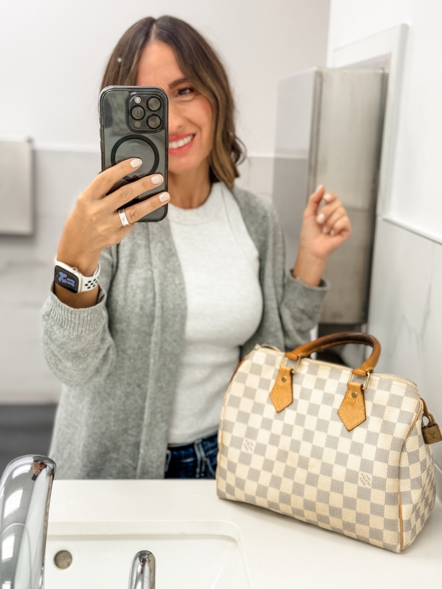 Post-hair appointment and feeling a little too put together not to take a picture. 😂

A simple fall combination I keep coming back to: a gray tank, cozy cardigan, dark denim, and my favorite handbag.

Easy, polished, and very much my kind of everyday outfit. 🤍

Everything I can link is on LTK.

#LTKOver40 #LTKPetite #LTKSeasonal
