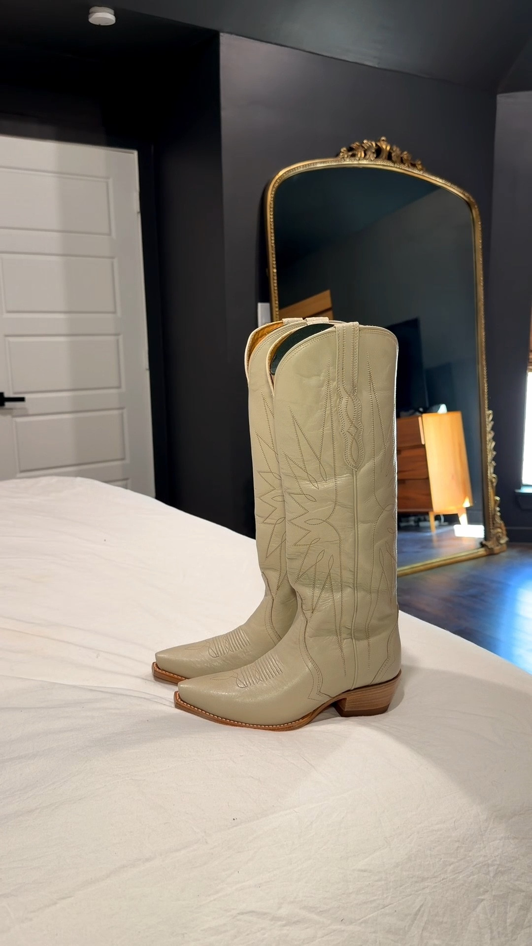 The most stunning cowgirl boots, I have them in black as well and they are so comfortable. I love the taller shaft, run tts. 




Cowgirl boots, western fashion, cowboy boots, boots, cowgirl style, rodeo fashion, festival fashion, stagecoach outfit, Coachella outfit, white boots, tecovas, riding boots, horse girl fashion, women’s shoes, outfit inspo 

#LTKFestival #LTKootd