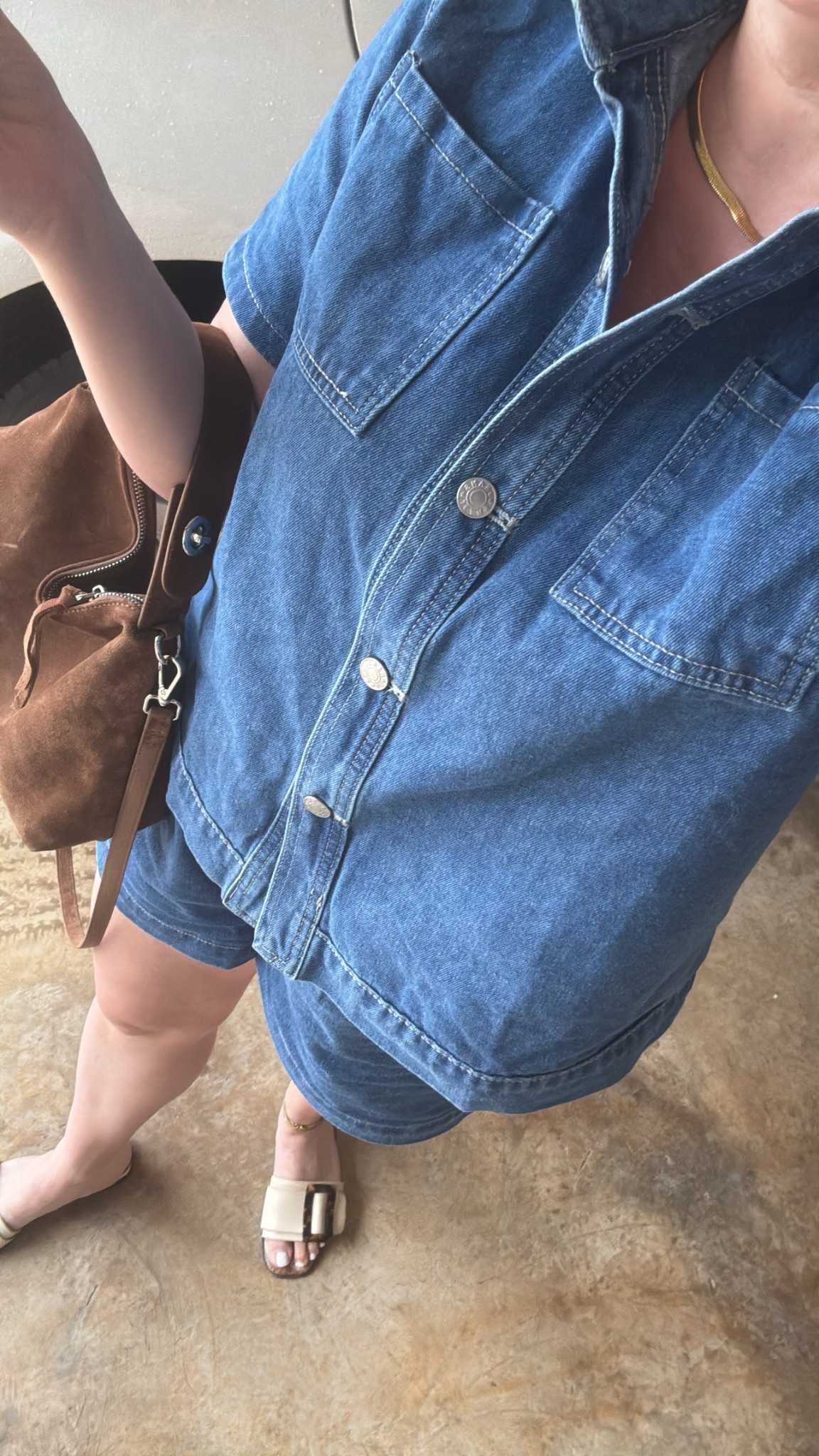 Carpool chic, but make it effortless 🤎
This Amazon denim set is comfy enough for school drop-off, polished enough to head straight into the day. Paired it with my go-to brown suede bag for that fall-ready touch. ✨

#momstyle #amazonfinds 

#LTKStyleTip #LTKSaleAlert