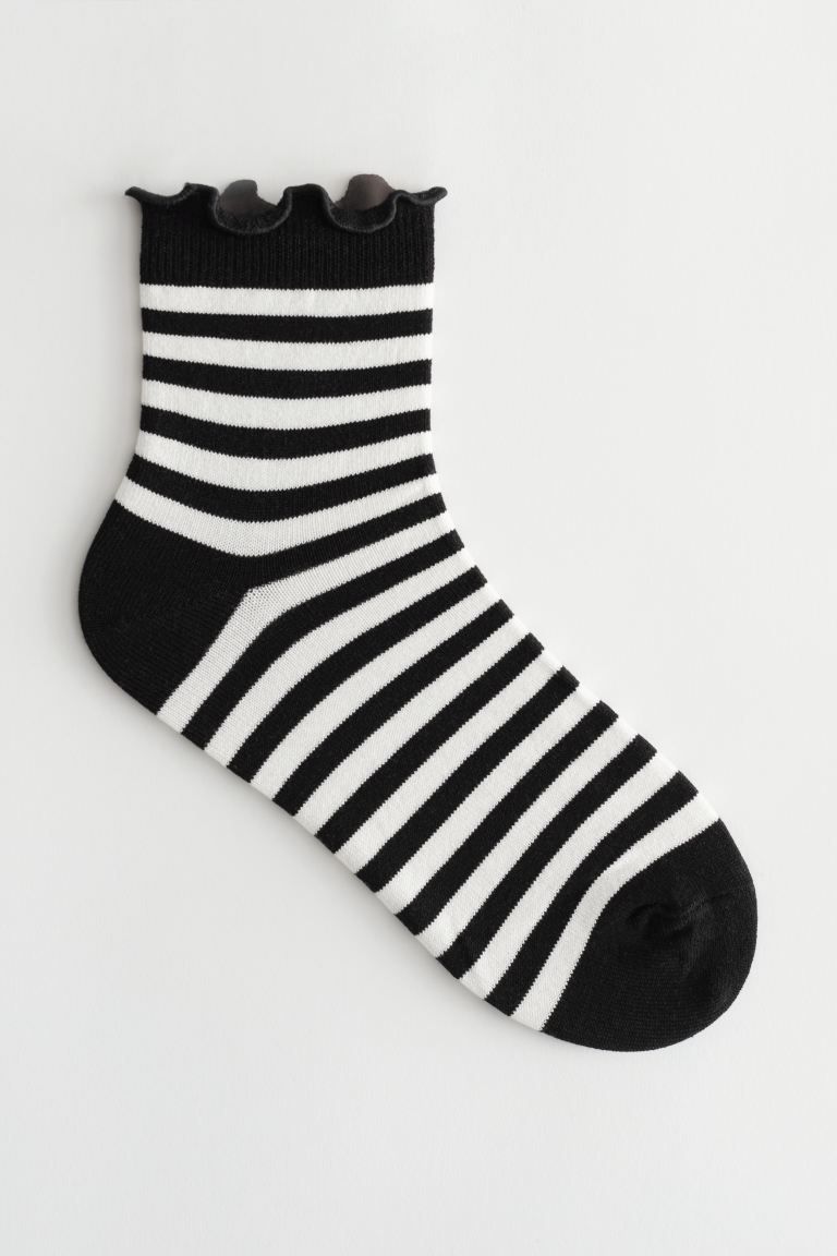 Gestreifte Socken mit Rüschen | H&M (DE, AT, CH, DK, NL, NO, FI)