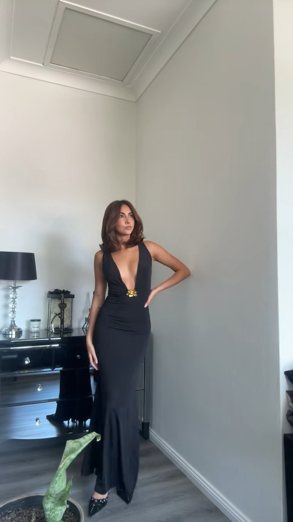 Bury me in this dress. Gown by Meshki, wearing size S xx

Event recommendation: 
- Engagement 
- Cocktail event  
- Fancy dinner 
- NYE 